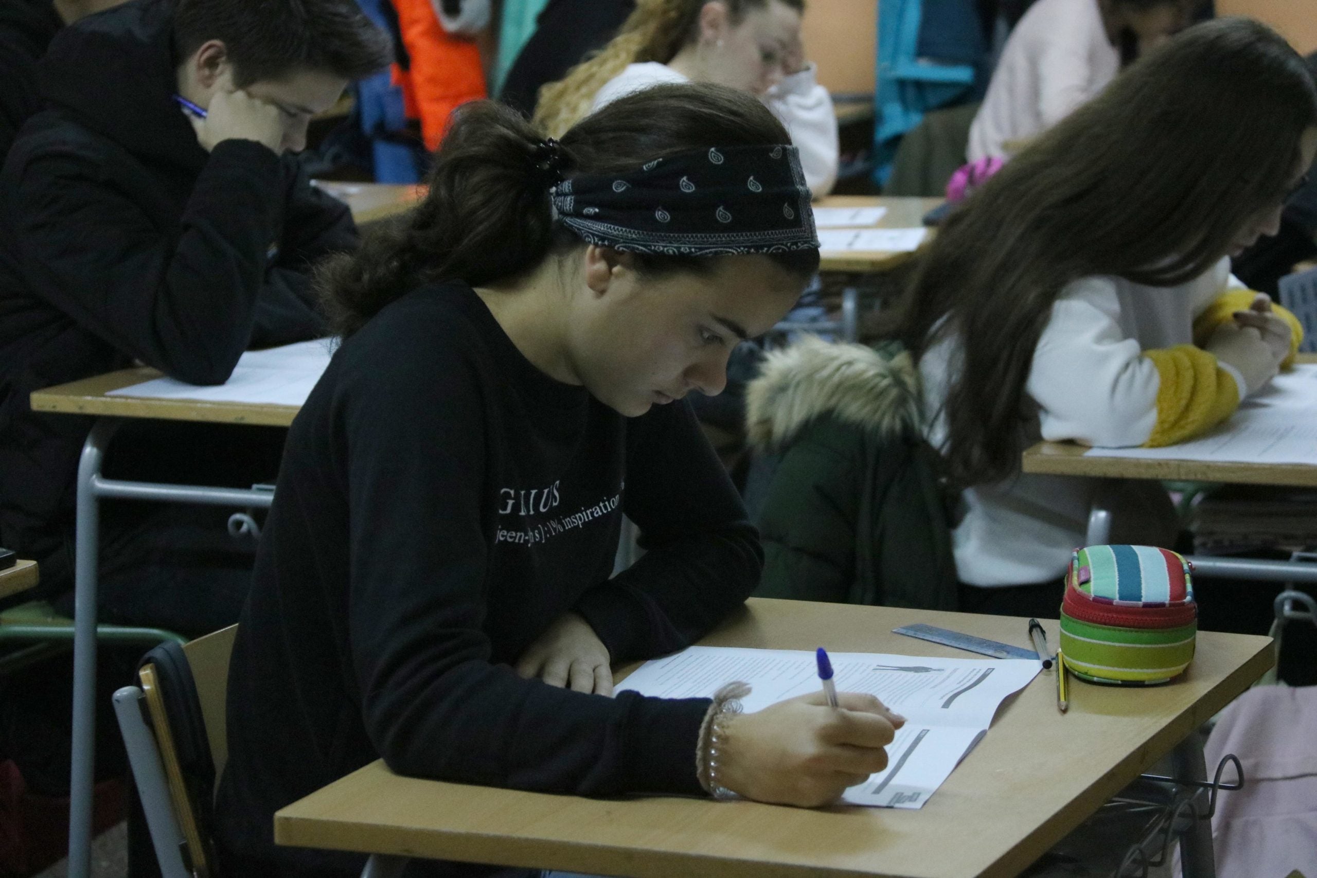 Una alumna de l'Institut Sant Andreu de Barcelona examinant-se de les competències bàsiques l'any passat. / ACN (Selen Pernas)