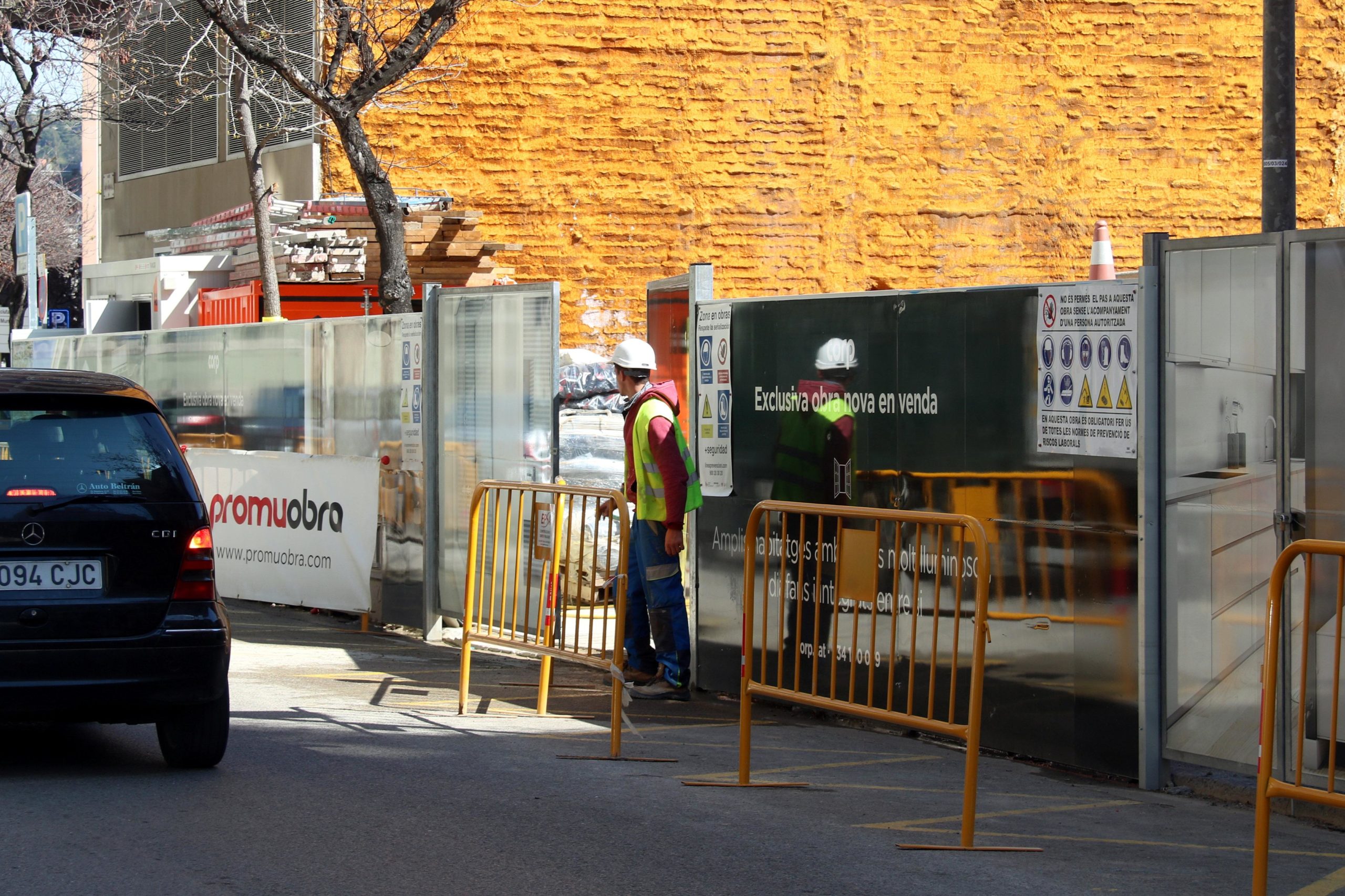 Un obrer en un bloc de pisos de nova construcció d'obra nova al carrer Joan Maragall / ACN