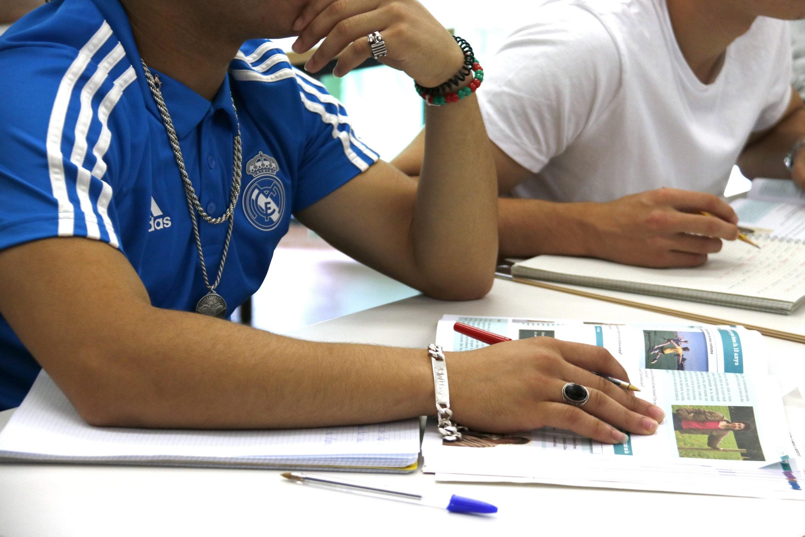 Joves en un centre educatiu, en una imatge d'arxiu / ACN