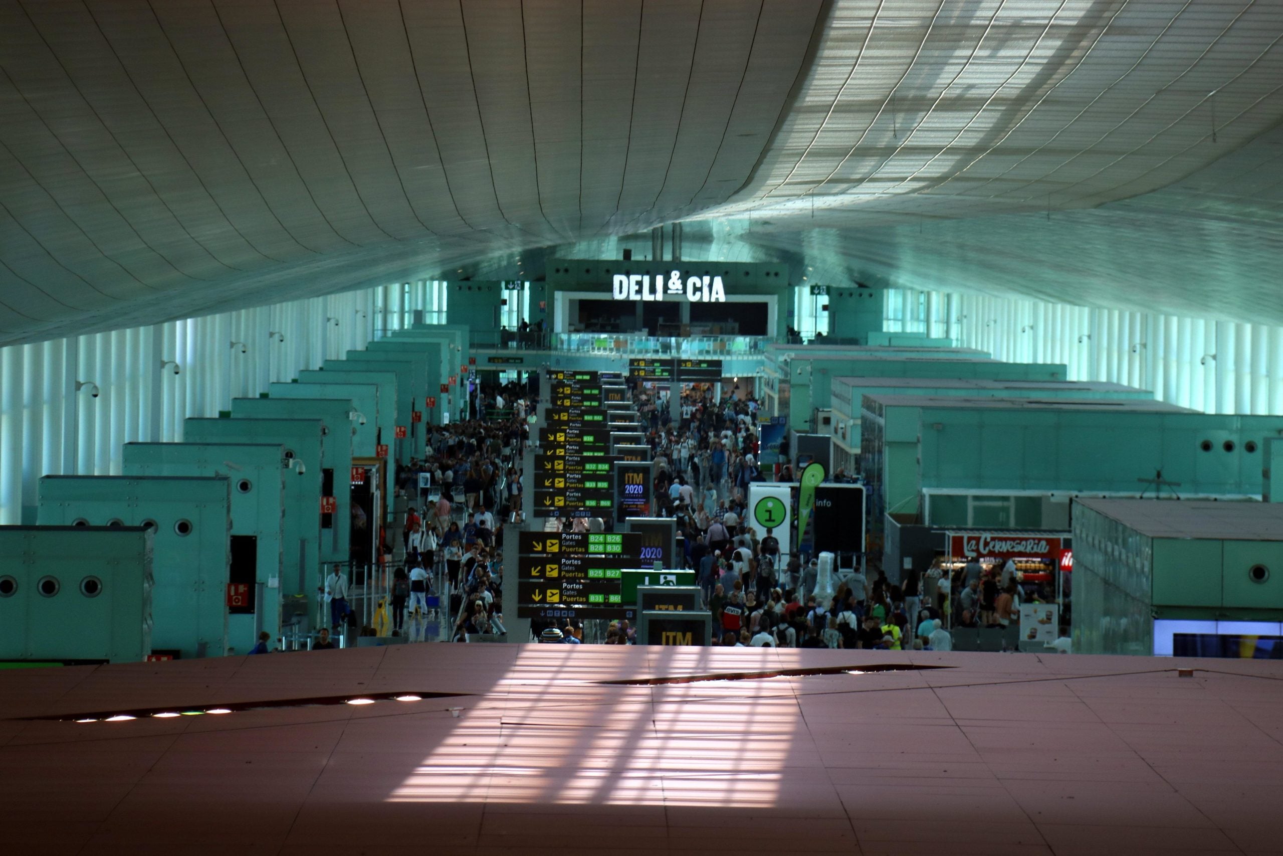 L'interior de la T1 de l'aeroport del Prat, en una imatge del mes passat / ACN