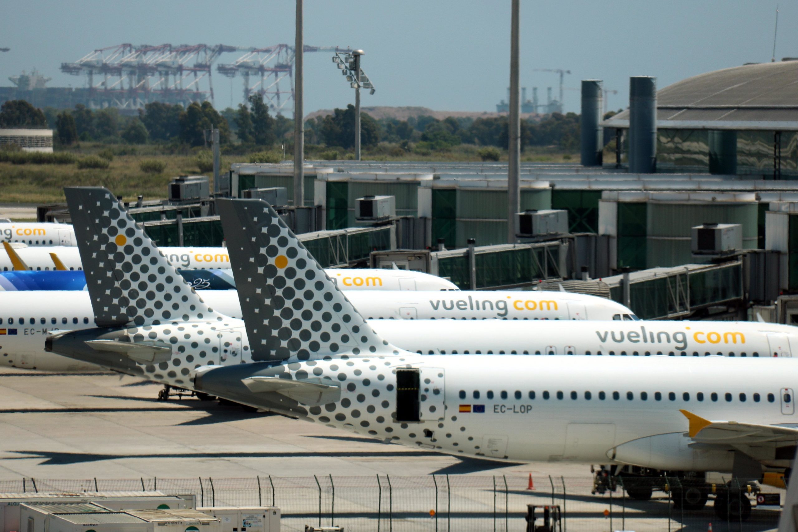 Una imatge d'arxiu d'avions de Vueling a l'aeroport del Prat / ACN