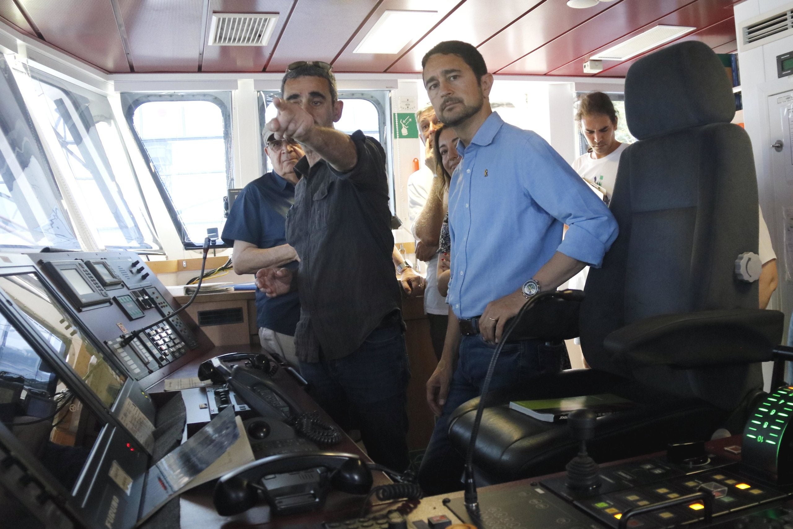 El conseller de Territori, Damià Calvet, al Rainbow Warrior, atracat al port de Barcelona / ACN