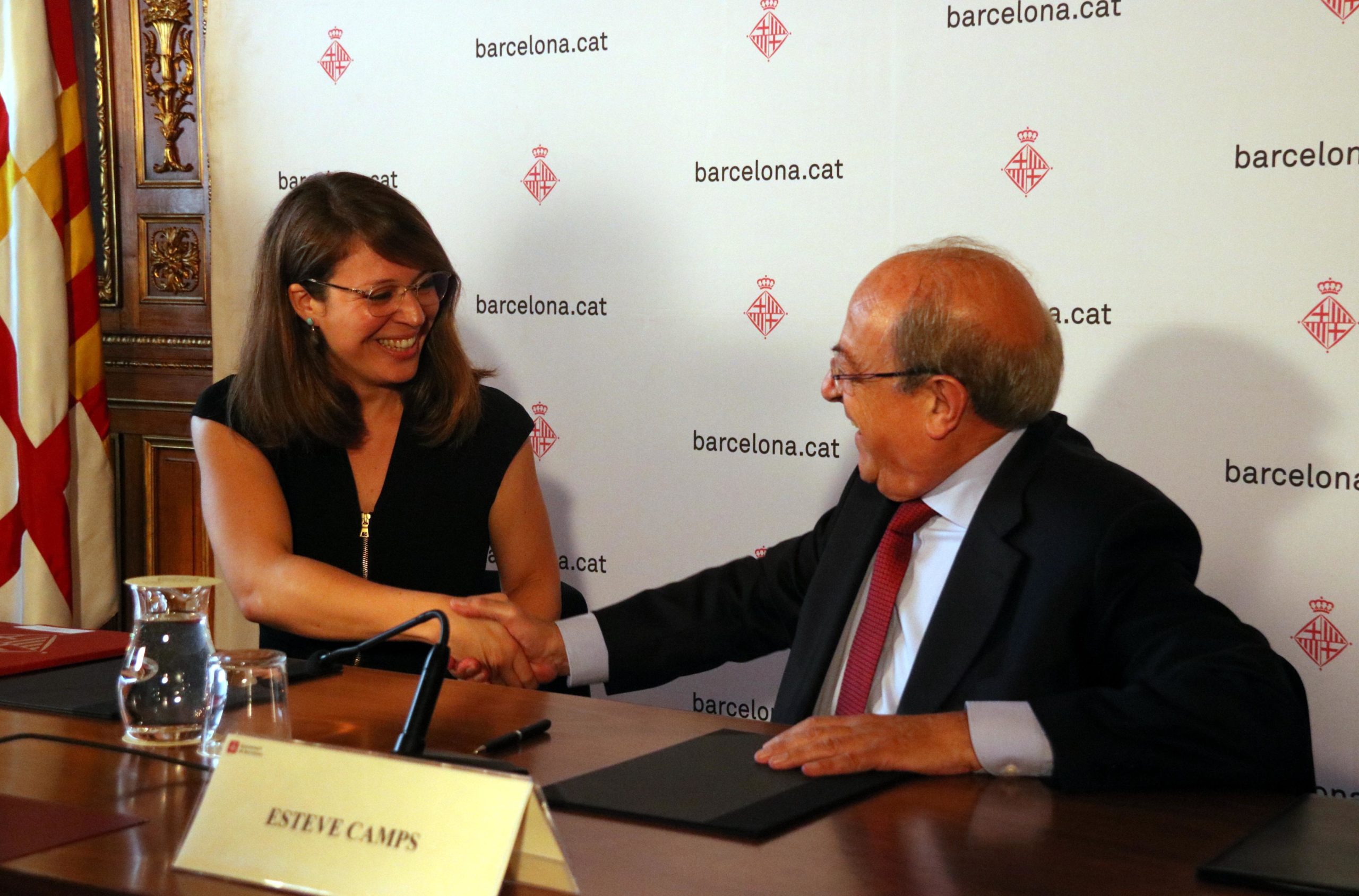 Janet Sanz i Esteve Camps, encaixen les mans després de l'entrega de la llicència d'obres / ACN