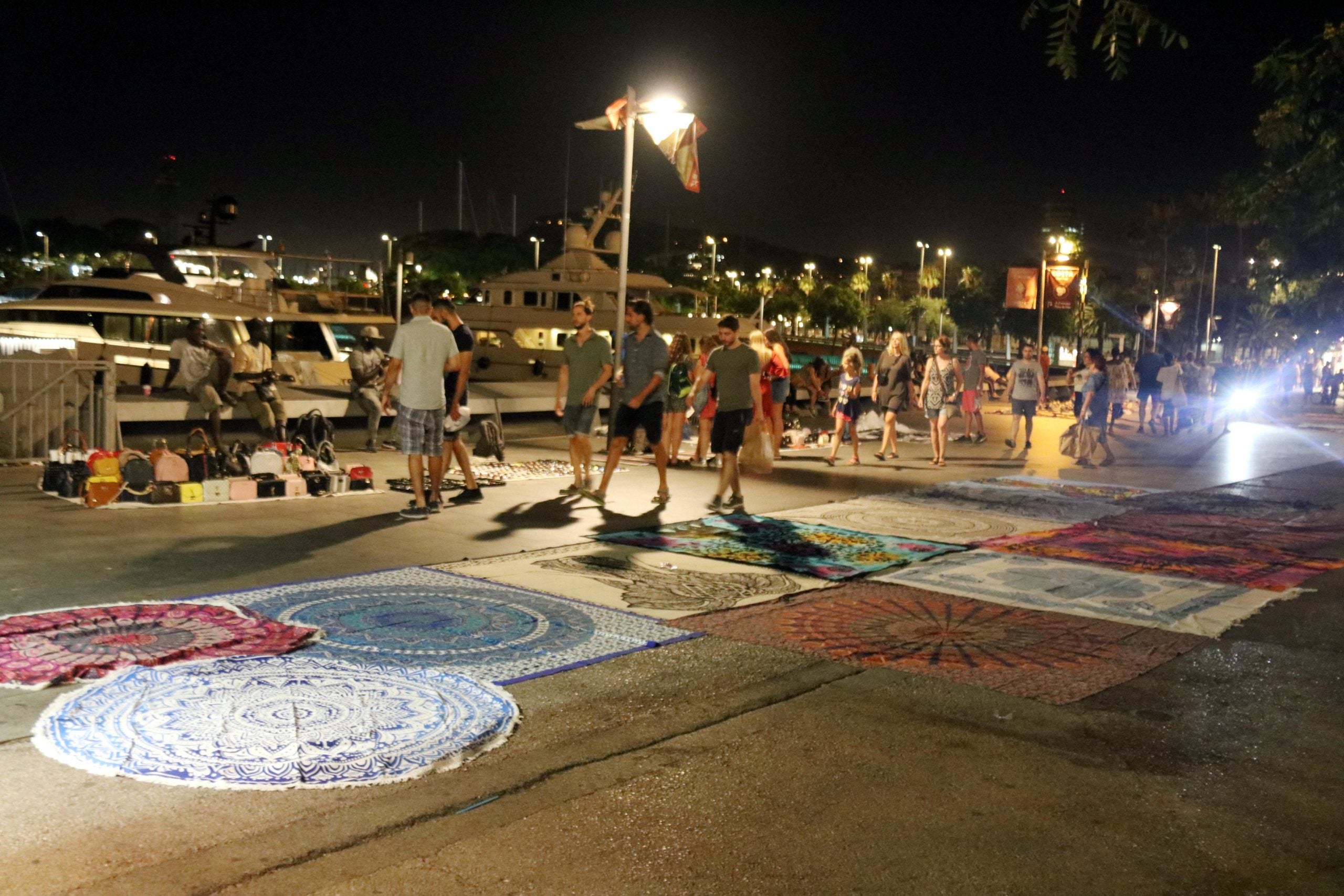 Manters a la zona del Port Vell de Barcelona a la nit, un cop es retira el dispositiu policial / ACN