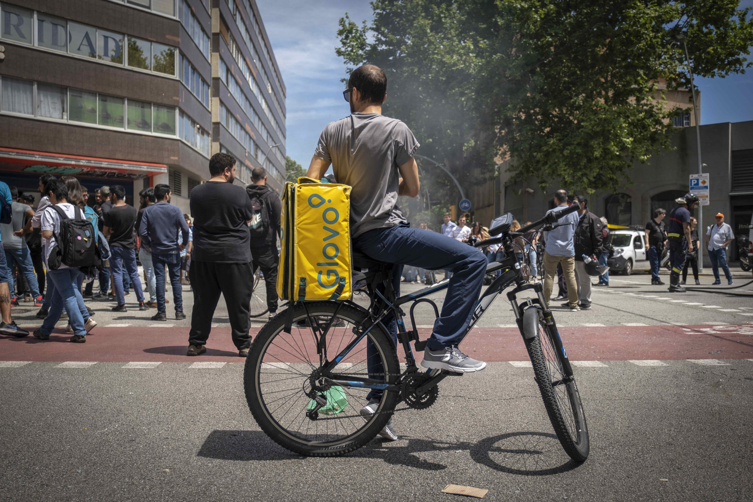 Un repartidor de Glovo durant una protesta dels treballadors. / Europa Press (Paco Freire)