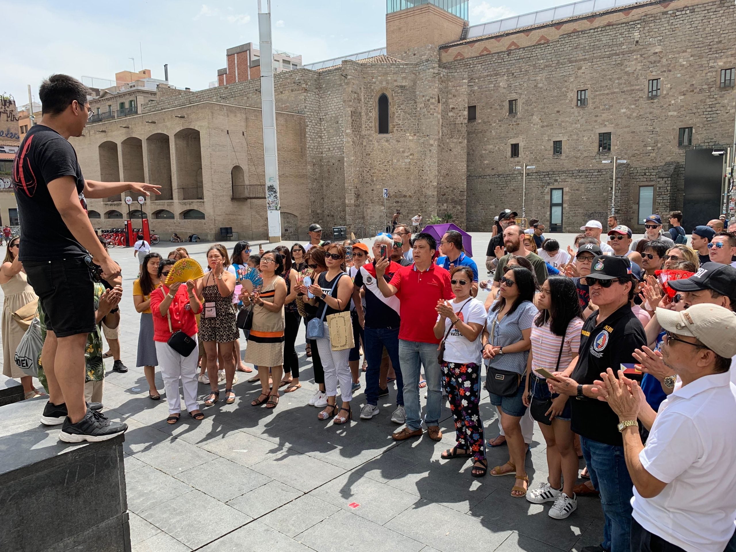 Marc Malapitan, de Kalayaan BCN, parlant amb els concentrats en protesta pel robatori del carrer Valldonzella de divendres a primera hora del matí / S.B.