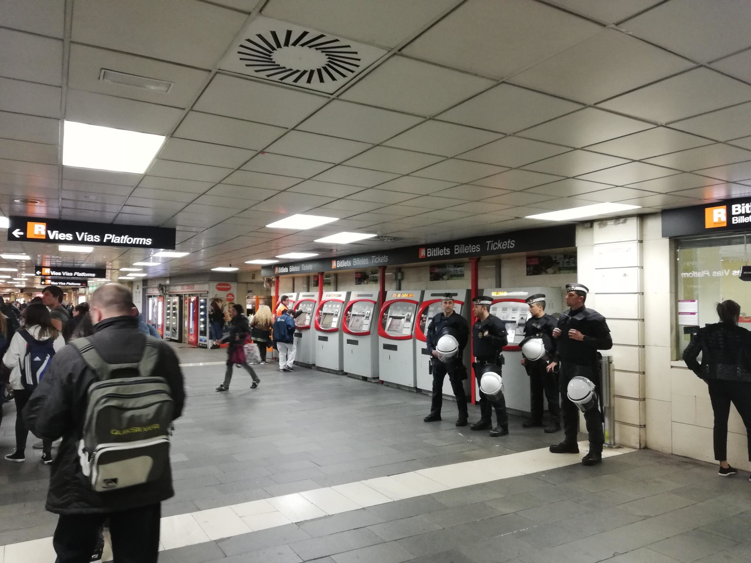 Agents de la policia, en el primer dia del dispositiu estable a la plaça Catalunya. | A. L.