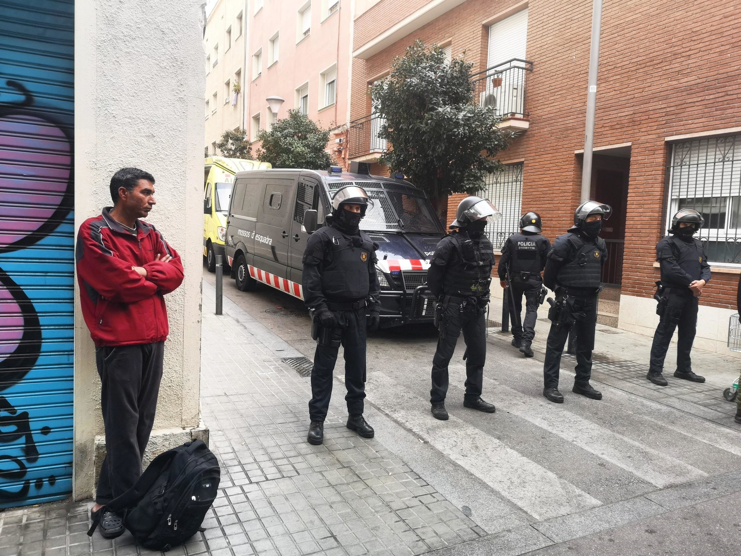 Un veí desnonat i agents dels Mossos d'Esquadra en una imatge d'arxiu. / D.C.