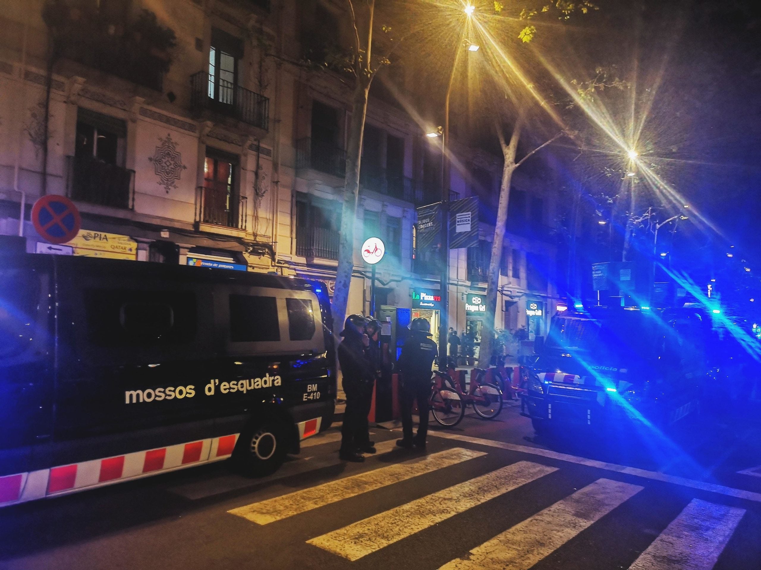 Operatiu amb diverses furgonetes de la BRIMO de Mossos d'Esquadra a la rambla del Raval. / D.C.