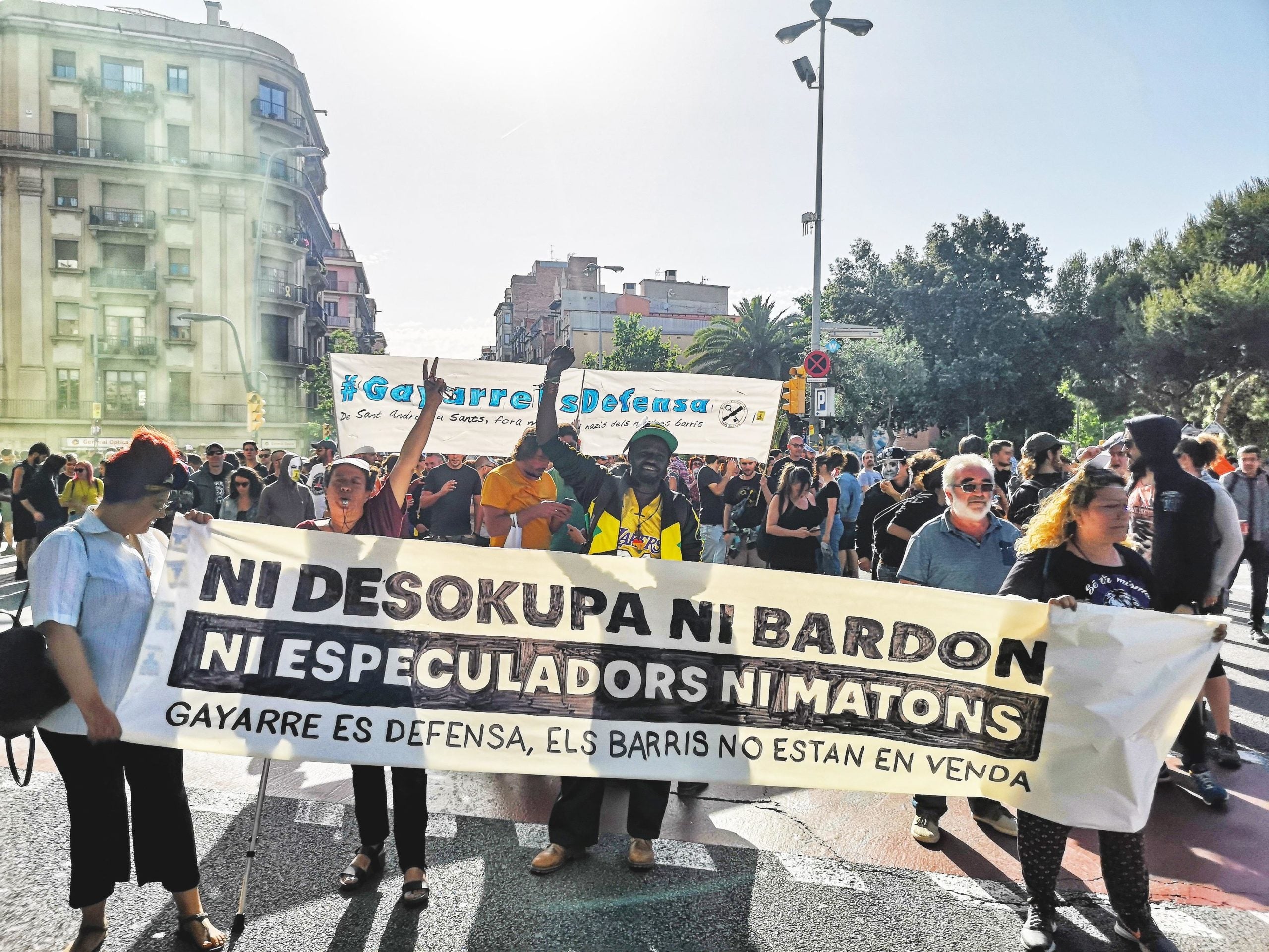 La capçalera de la manifestació contra Desokupa al barri de Sants. / D.C.