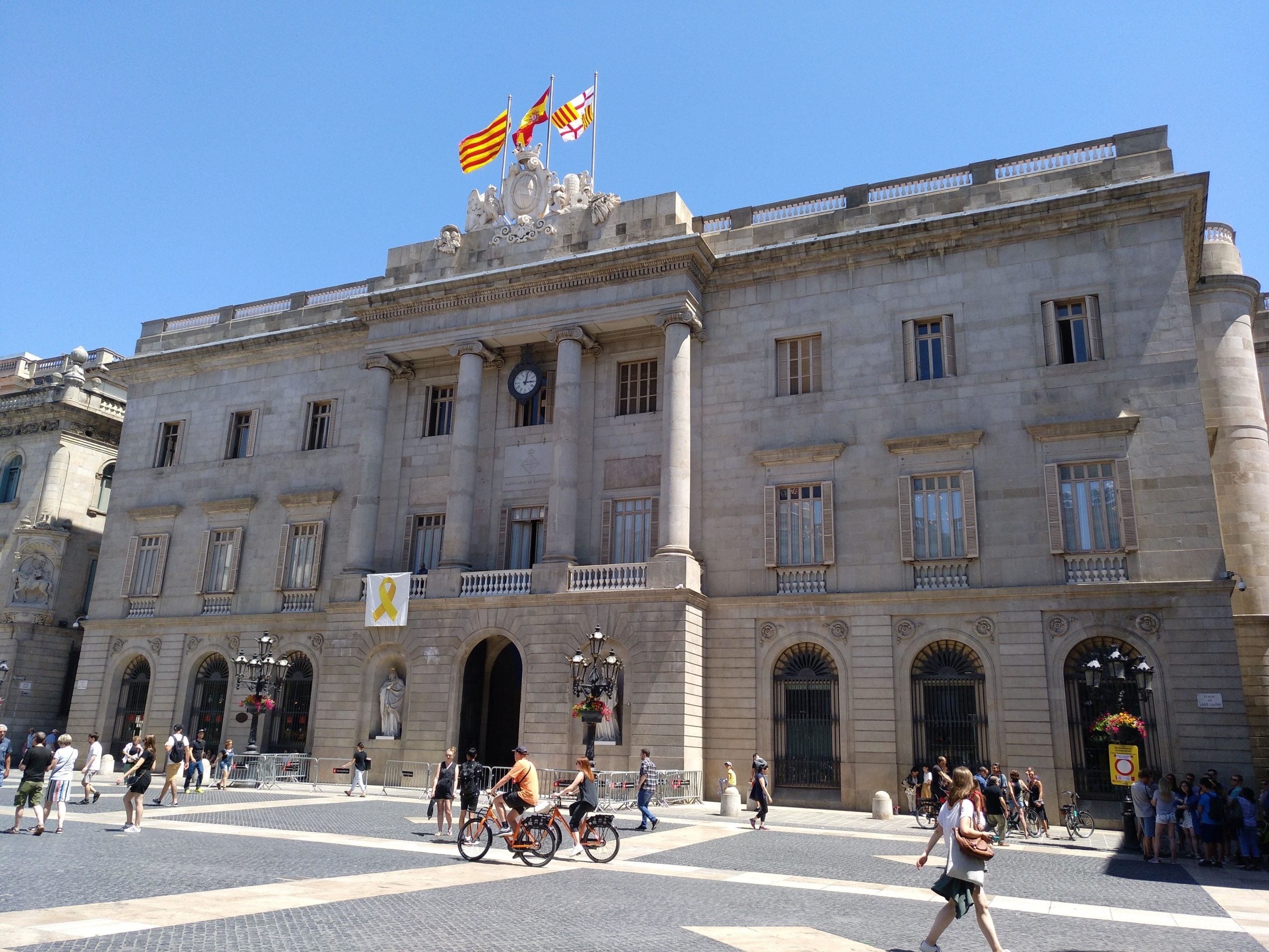 Façana de l'Ajuntament de Barcelona de nou amb el llaç groc, aquest dilluns / MMP