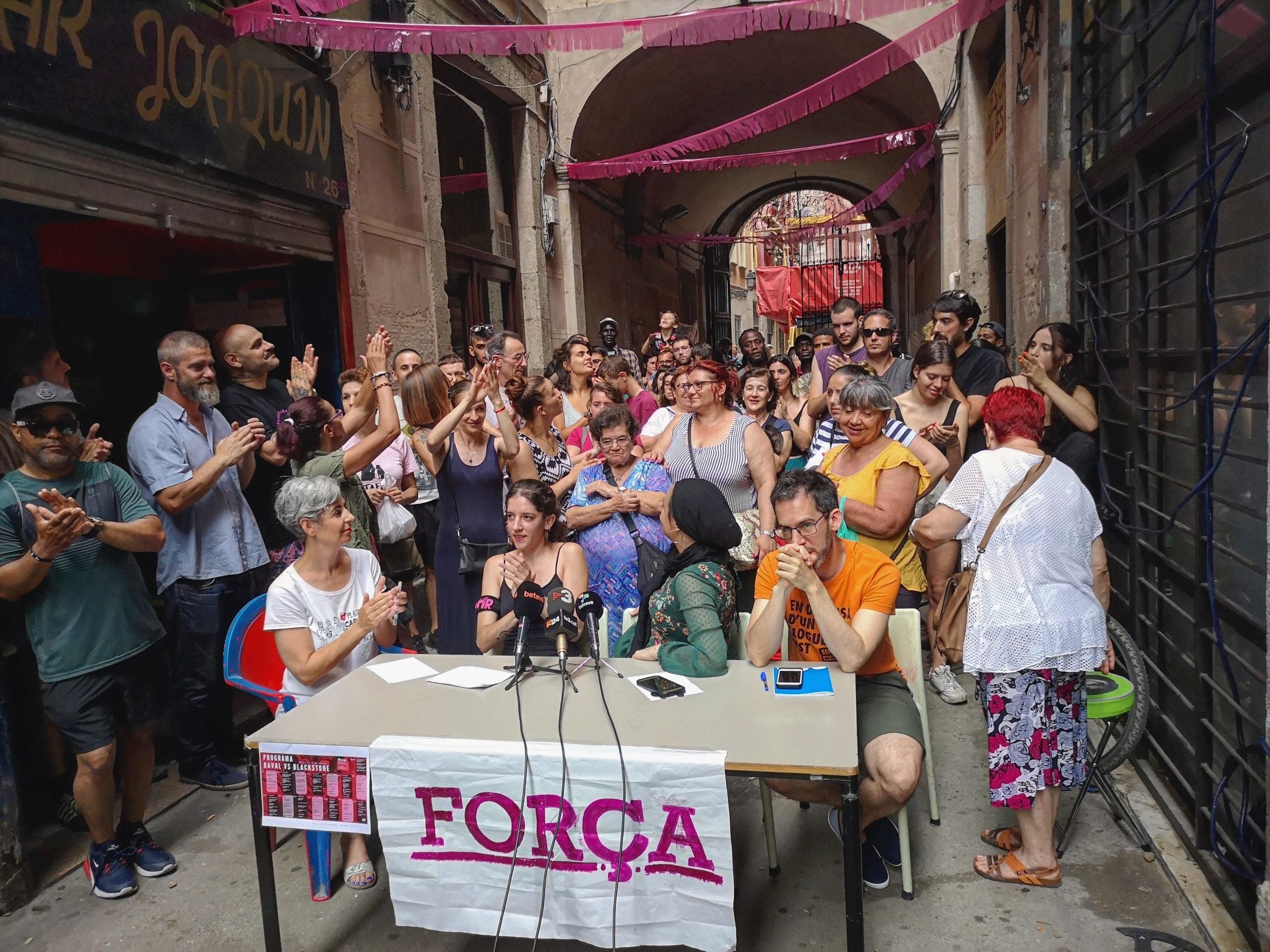 Imatge d'arxiu d'una lluita dels moviments veïnals i l'Ajuntament per mantenir els llogaters a un edifici del aval/ D.C.