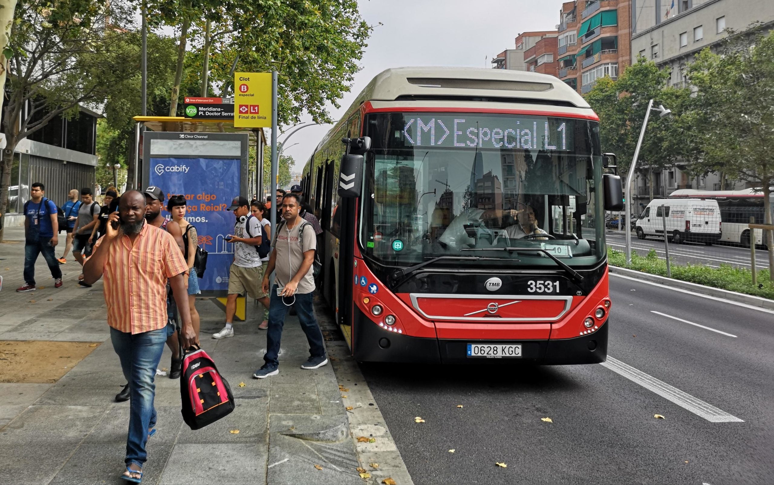 Usuaris baixant d'un dels busos llançadora disposats durant el tall de la L1 del metro al costat del Clot. / D.C.