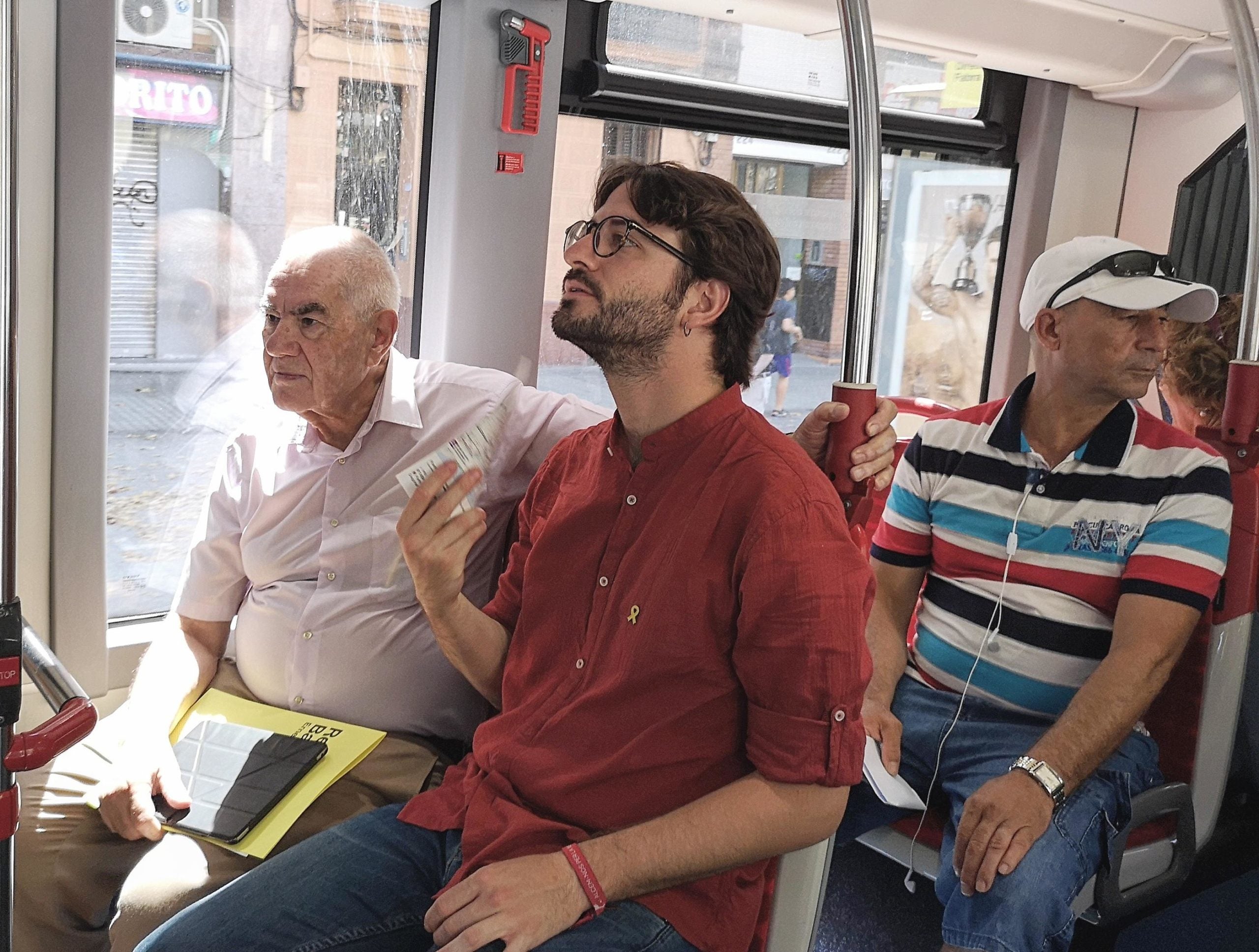 Ernest Maragall i Max Zañartu en un autobús llançadora substitutori pel tall de la L1 del metro. / D.C.