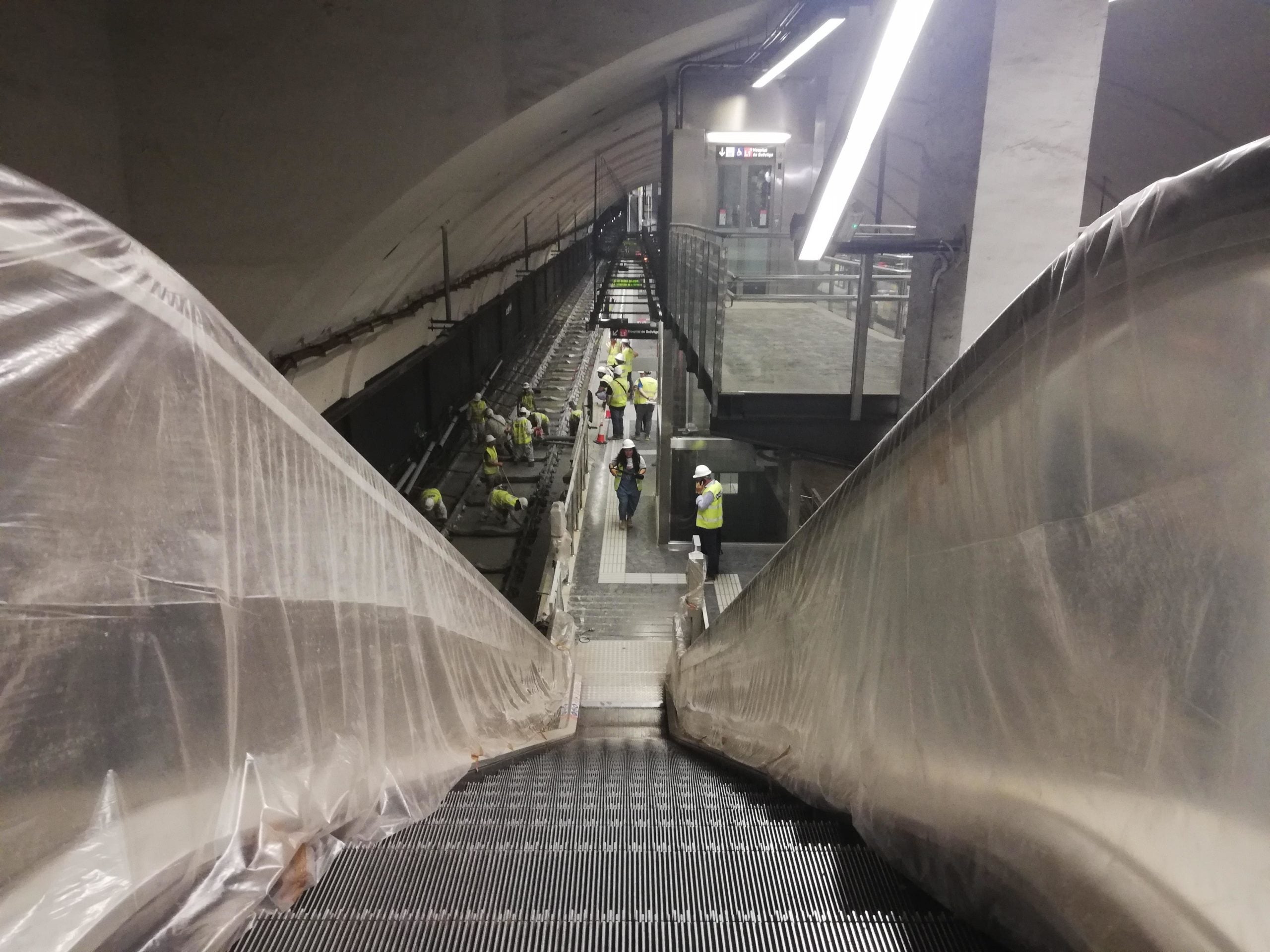 Escales mecàniques aturades a un punt de les obres de la L1. | A. L.