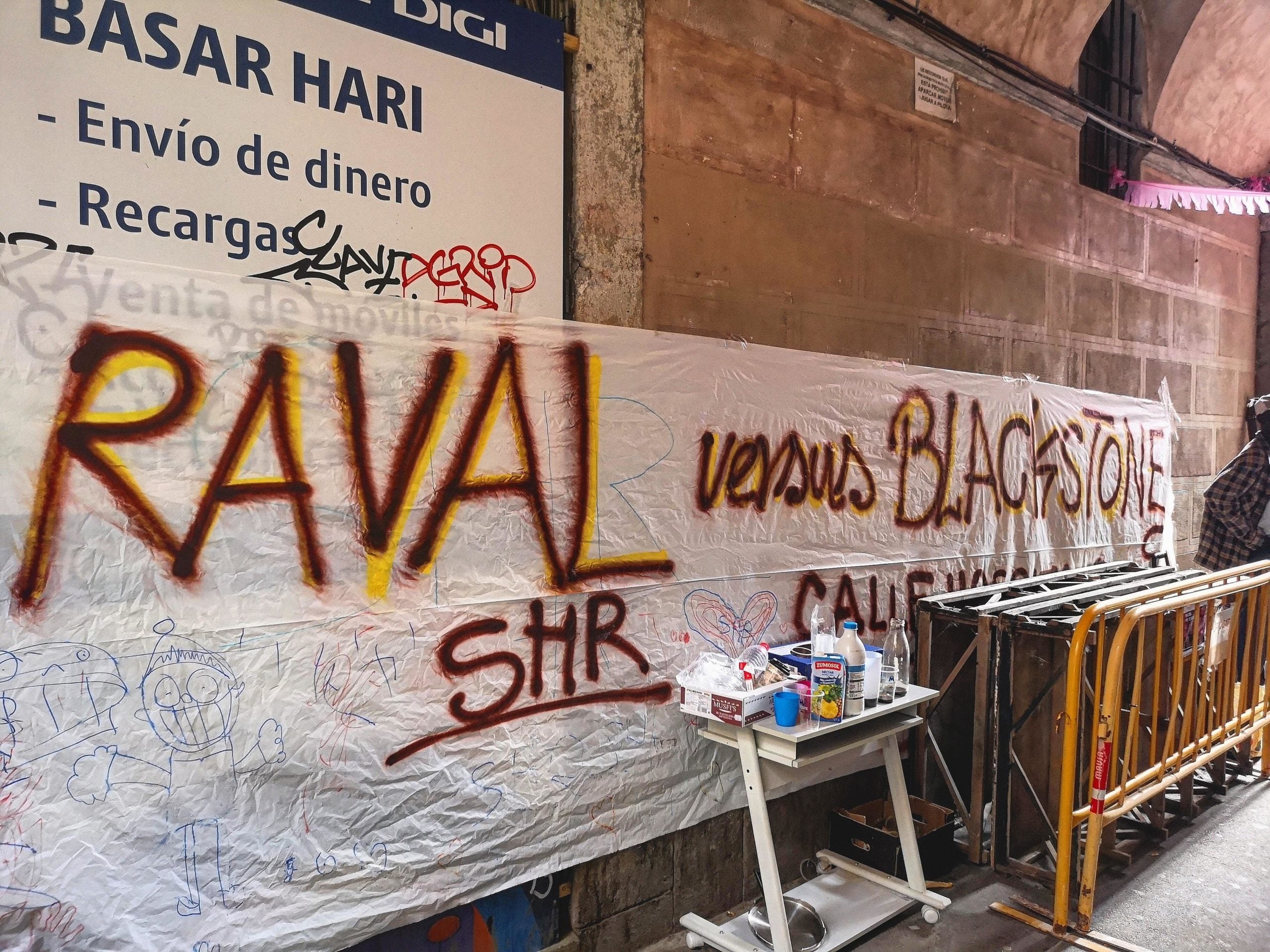 Pancarta del Sindicat d'Habitatge del Raval en la lluita contra Blackstone. / D.C.