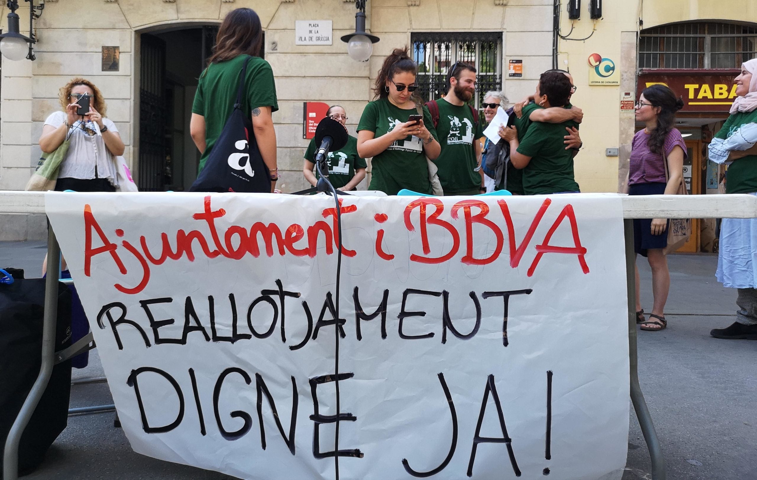 Al fons, l'Ana María Banegas abraça una activista de l'Oficina d'Habitatge Popular de Gràcia. / D.C.