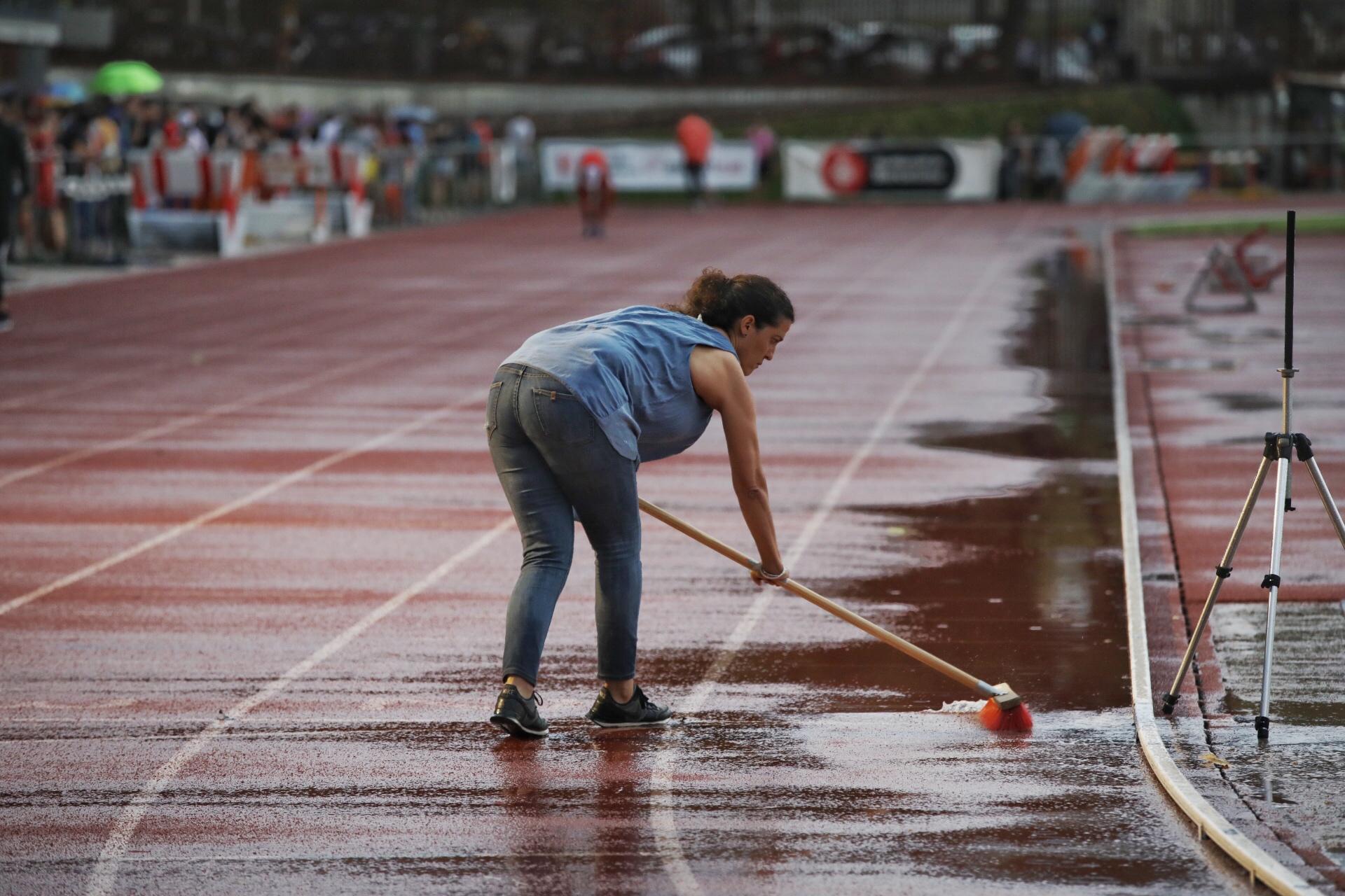 El míting d'atletisme de l'estadi Serrahima, a la muntanya de Montjuïc, aturat per la tempesta / Jordi Play