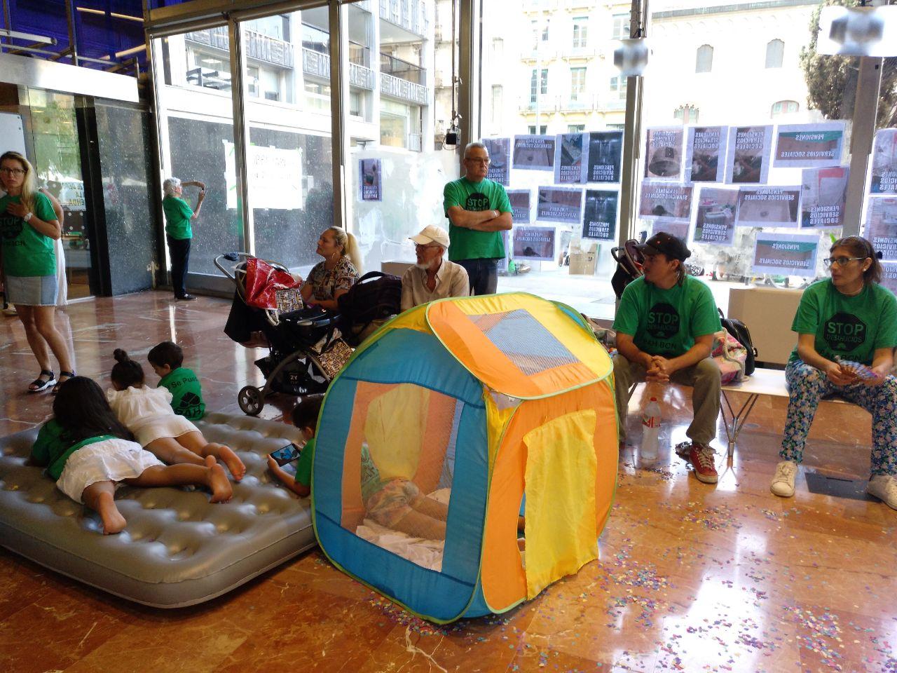 L'acampada de la PAH al vestíbul de l'Ajuntament de Barcelona / M.M.P.