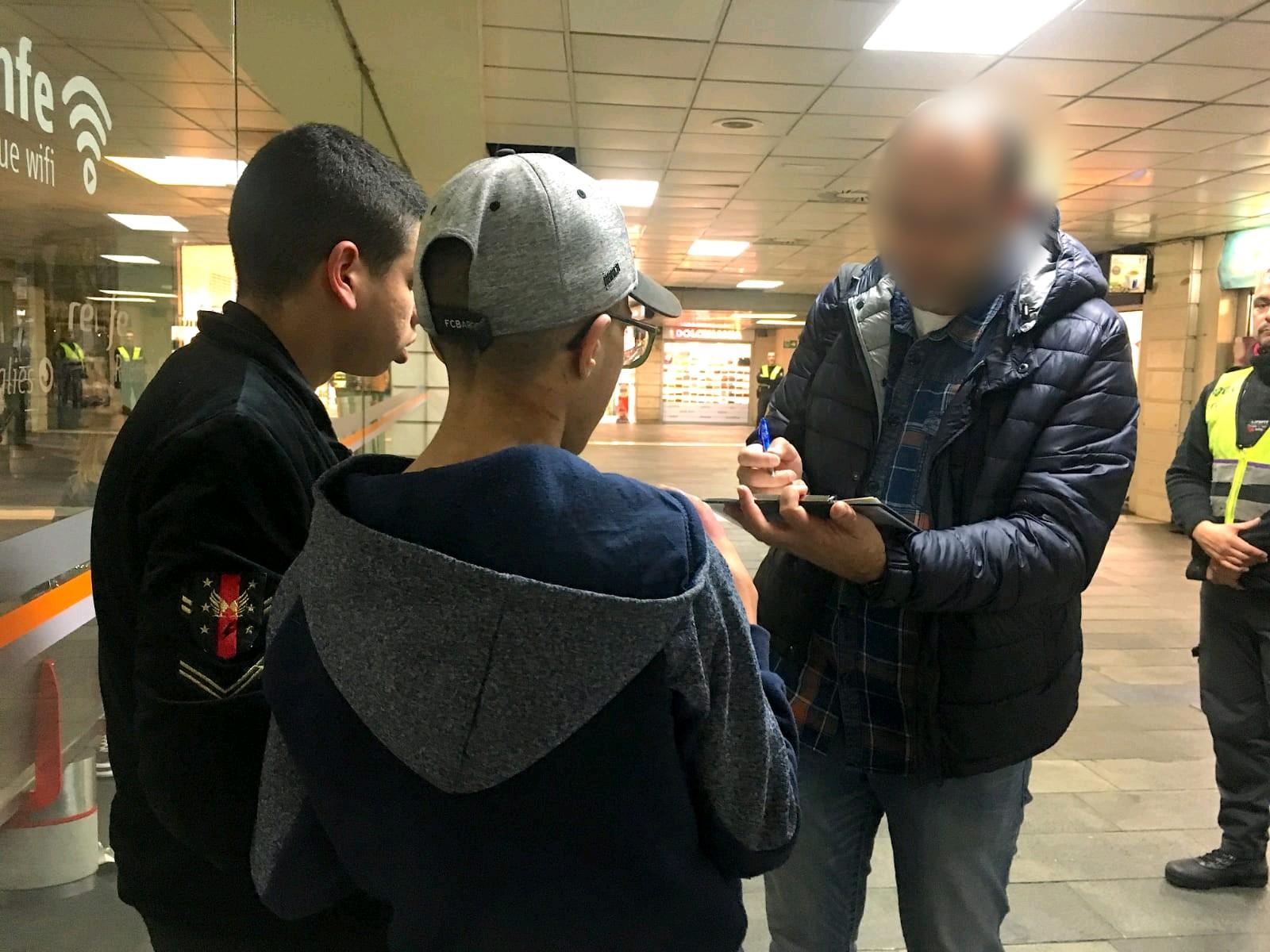 Els dos nois detinguts a la parada de metro de la plaça Catalunya durant un patrullatge amb agents de l'Astmet dels Mossos d'Esquadra / S.B.