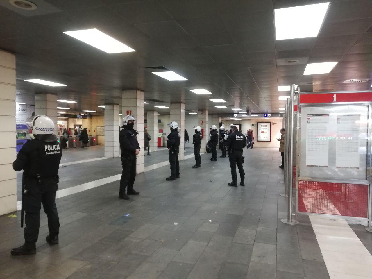 La Guàrdia Urbana, fa uns mesos, ocupant el vestíbul de l'intercanviador de Renfe per evitar el top manta / A.L.