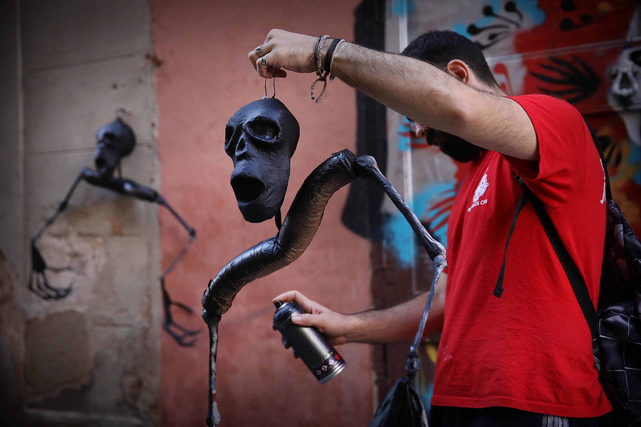 Veïns del carrer Progrés ultimen els guarnits per la festa major de Gràcia / Jordi Play