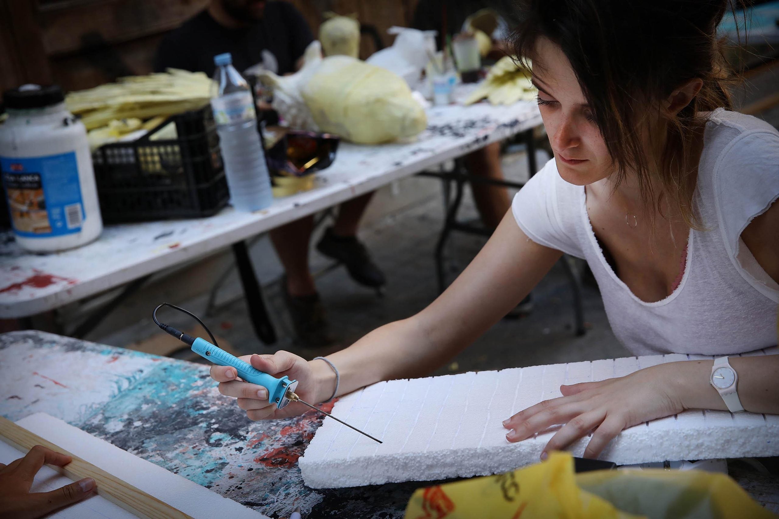 Veïns del carrer Progrés ultimen els guarnits per la festa major de Gràcia / Jordi Play