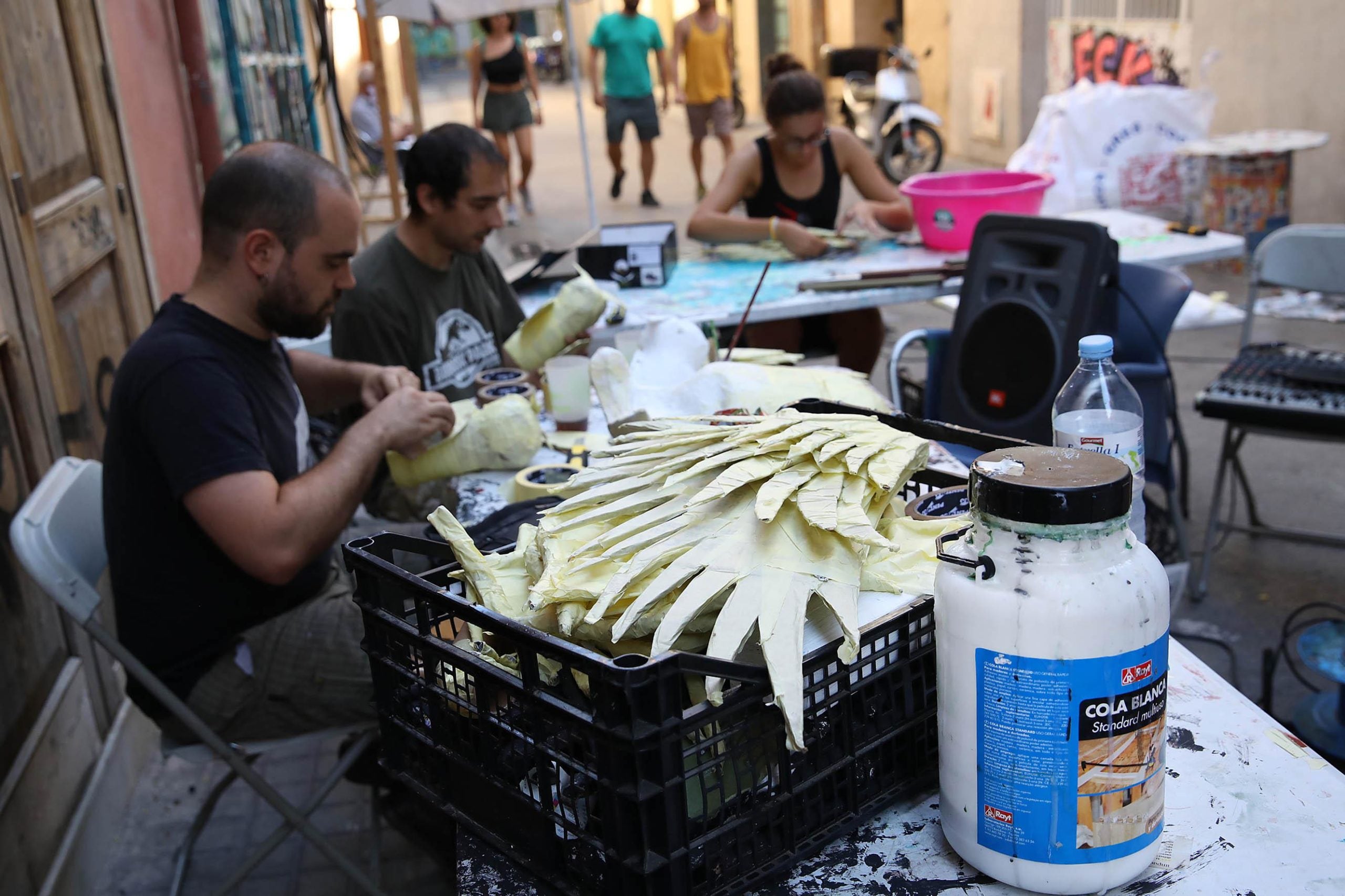 Veïns del carrer Progrés ultimen els guarnits per la festa major de Gràcia / Jordi Play