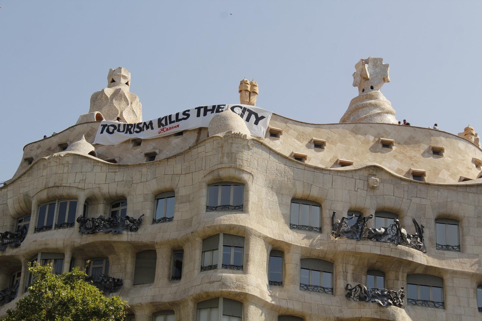 La pancarta d'Arran a la Pedrera, primera acció d'una campanya contra el turisme / ARRAN