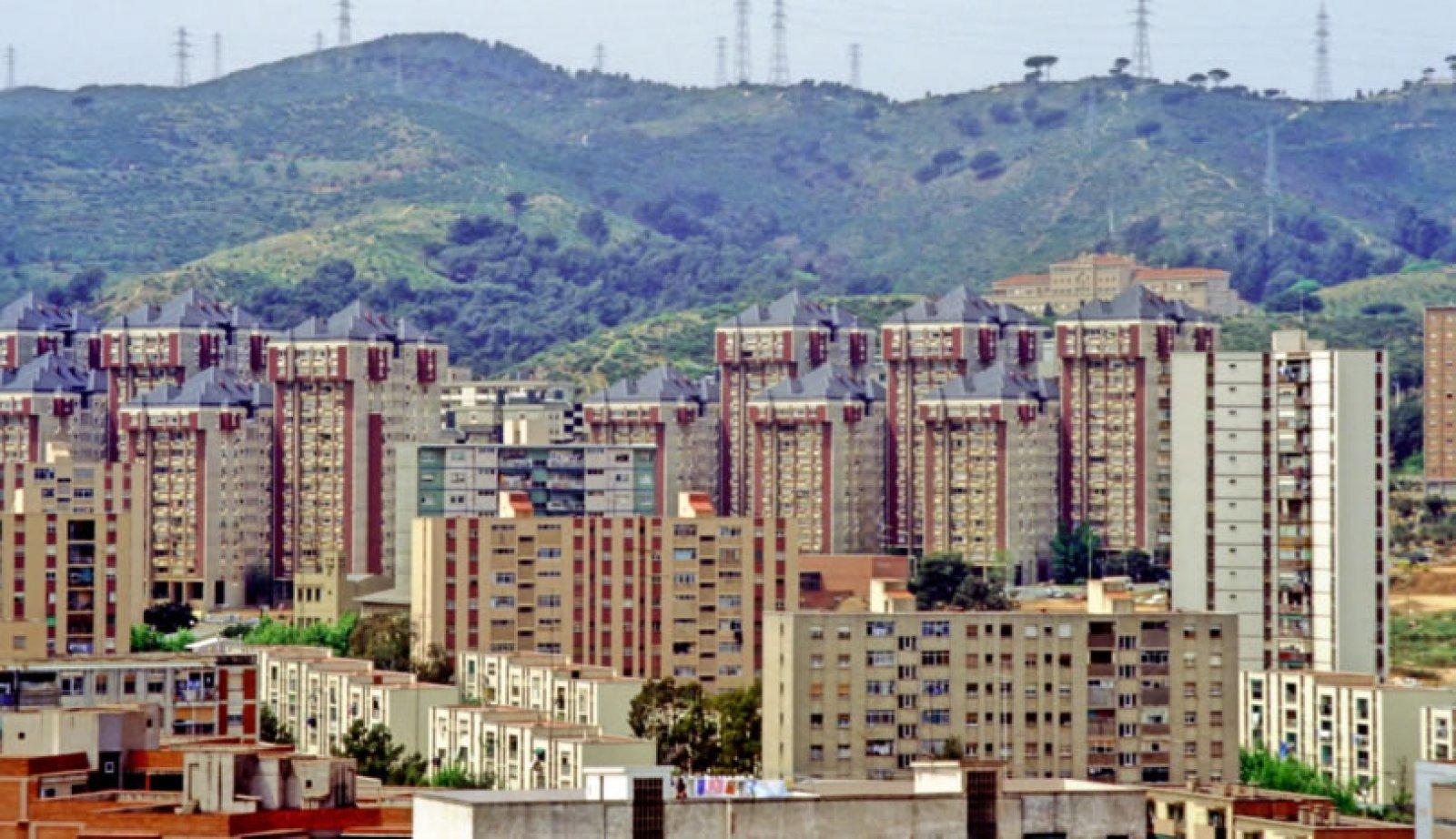 Blocs de pisos al barri de Canyelles, a Barcelona, en una imatge recollida el 18 de febrer de 2019 | PISOS.ES
