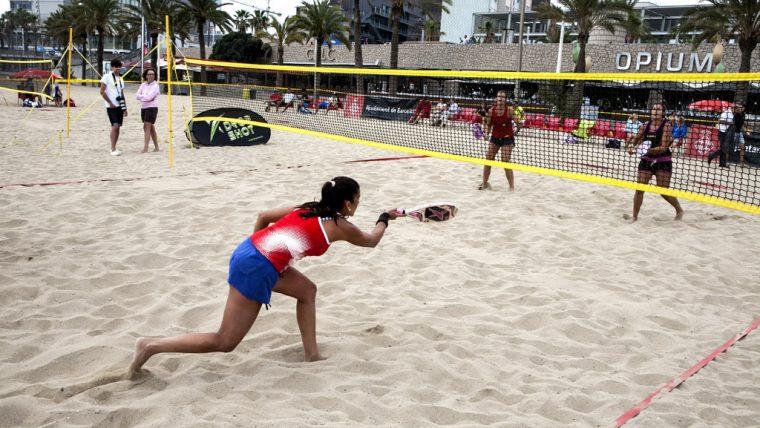 Jugadors de tenis platja a Barcelona. | Ajuntament de Barcelona