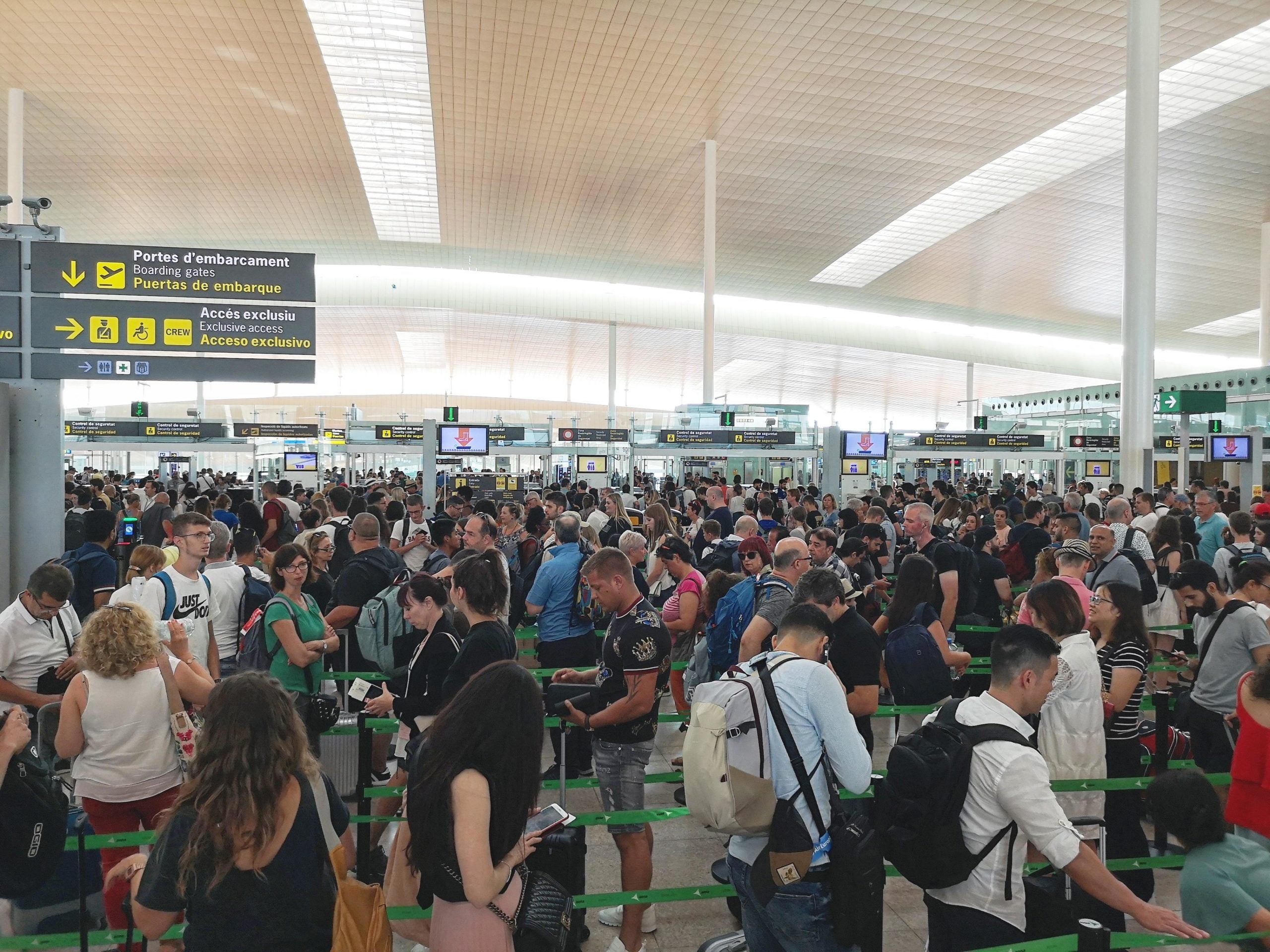 Moment d'aglomeració de passatgers davant dels controls de seguretat del Prat el primer dia de la vaga dels vigilants de Trablisa / David Cobo