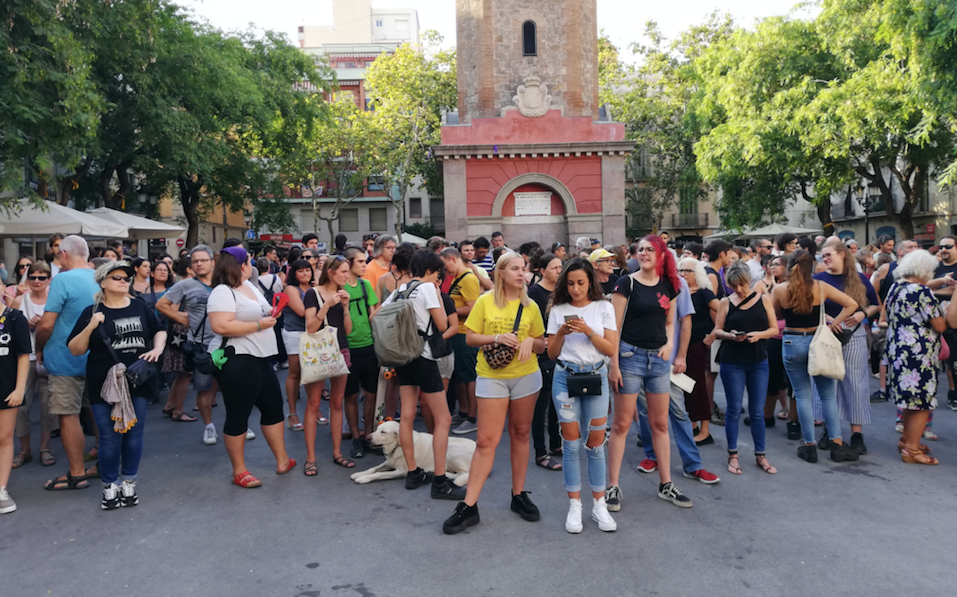 La protesta a la Vila de Gràcia ha aplegat al voltant de 150 persones contra les agressions sexuals / XFDC