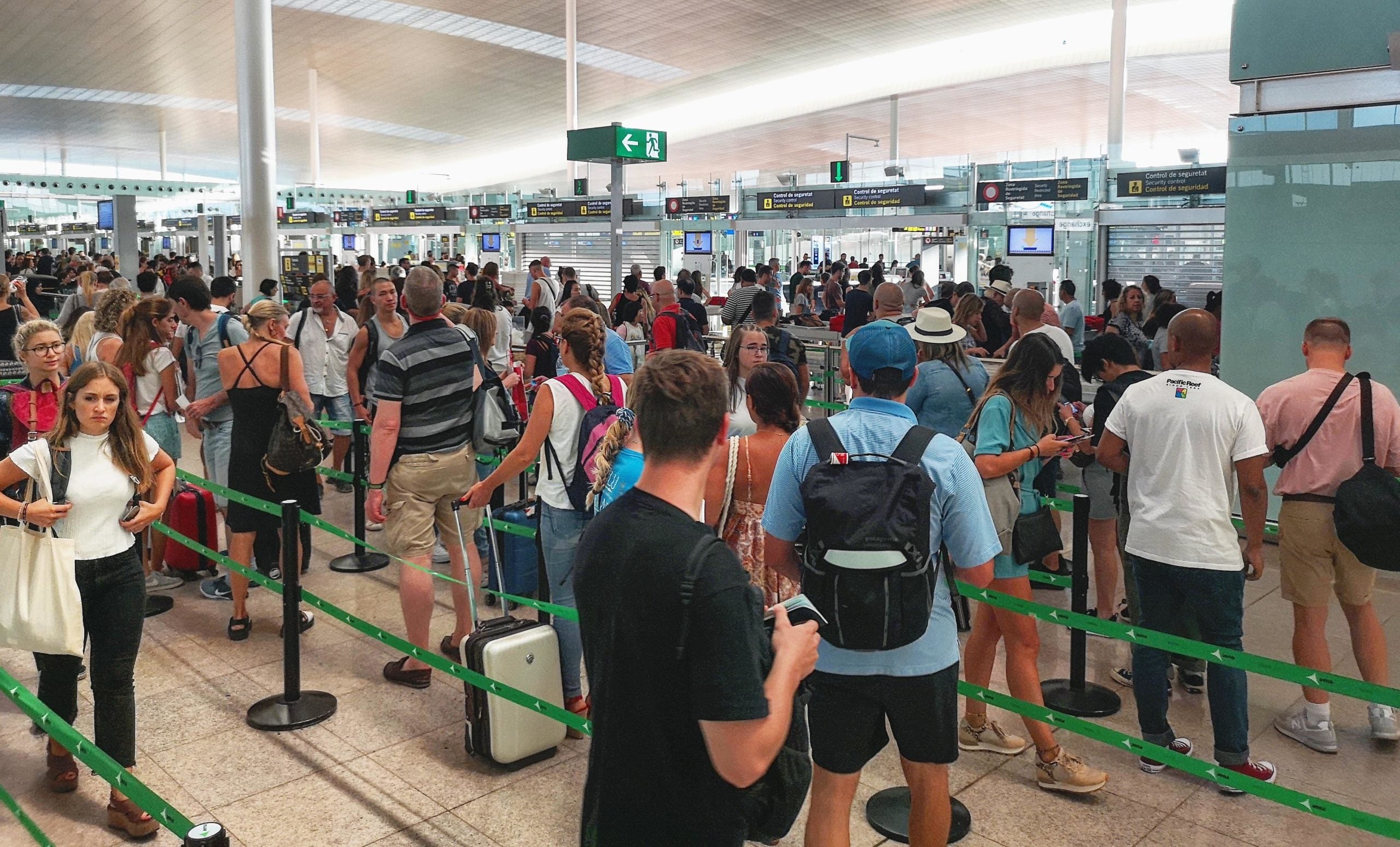 Cues de passatgers a l'aeroport del Prat el primer dia de vaga dels vigilants dels controls de seguretat / David Cobo