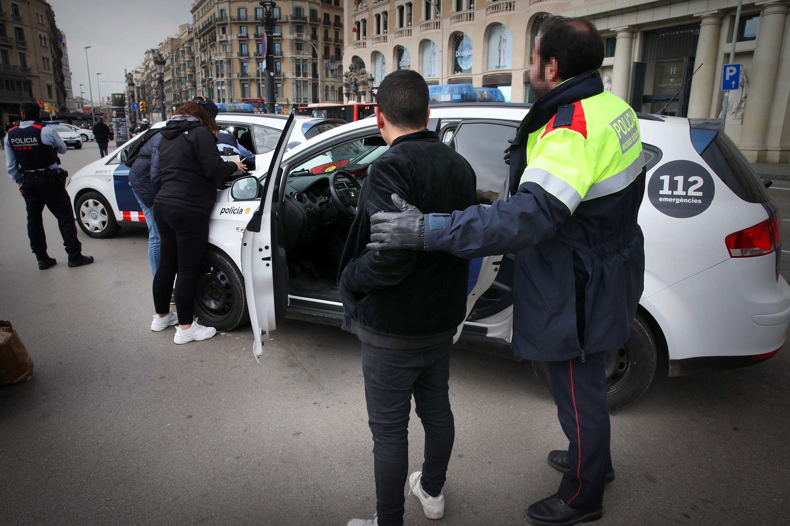 La detenció d'un adolescent enxampat robant al metro, a la parada de la plaça Catalunya, durant un patrullatge amb agents dels Mossos / Jordi Play