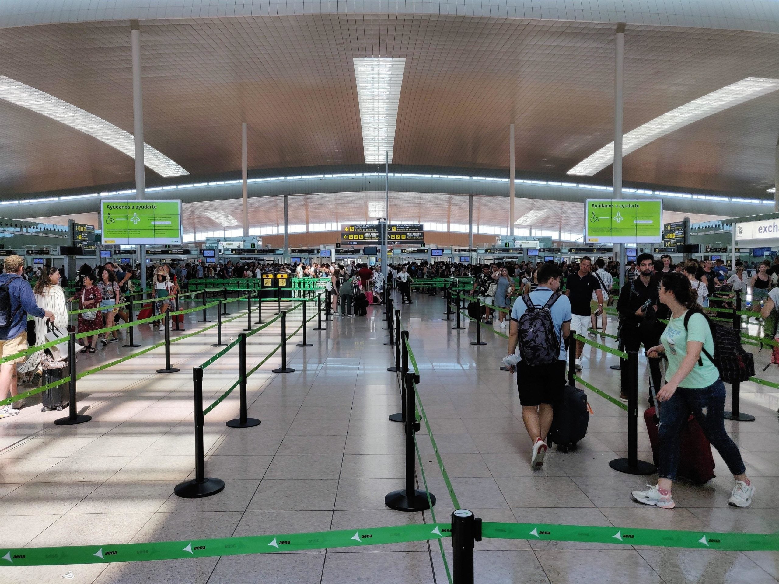 Els accessos als filtres de seguretat de la T1 de l'aeroport del Prat, la tarda del segon dia de vaga dels vigilants de Trablisa / Europa Press