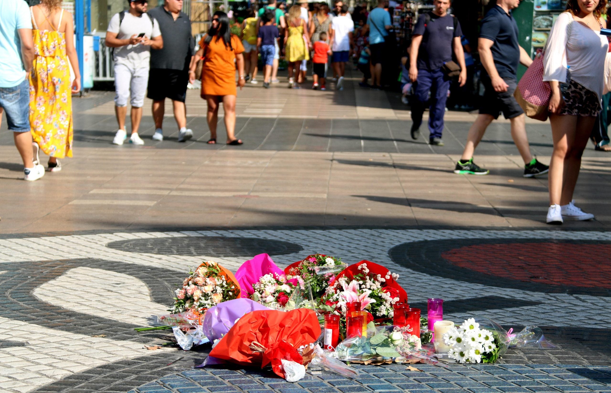 Imatge de recurs de les flors i les espelmes que guarnien a la Rambla abans de l'aniversari dels atemptats del 17-A / ACN (Aina Martí)