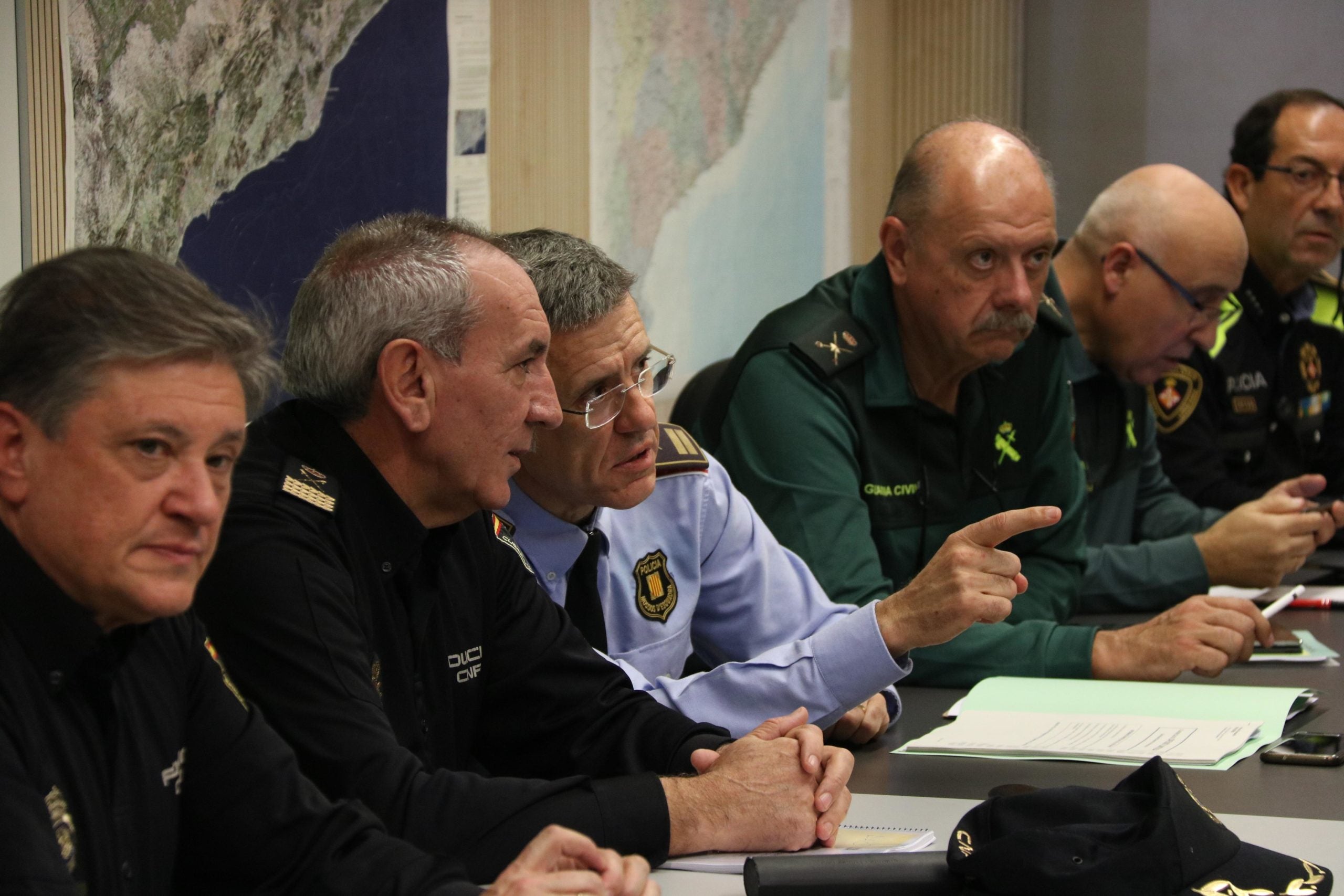 Imatge del comissari en cap dels Mossos d'Esquadra, Miquel Esquius, amb comandaments de la Guàrdia Civil i el Cos Nacional de Policia a la reunió del dia abans del 21-D per coordinar el dispositiu de seguretat / ACN