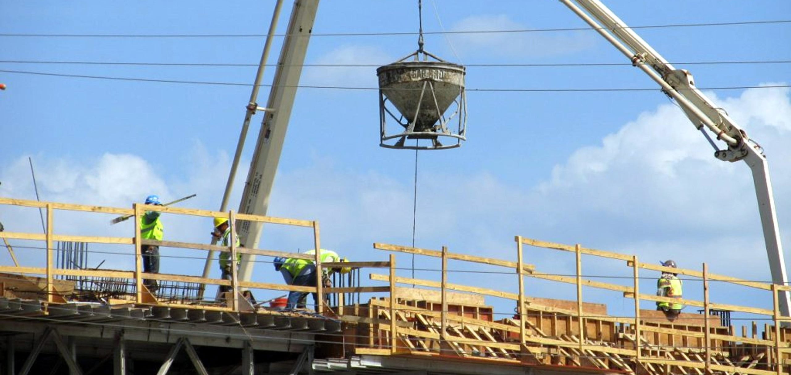 Grua i operaris treballant en una construcció a Barcelona / ACN