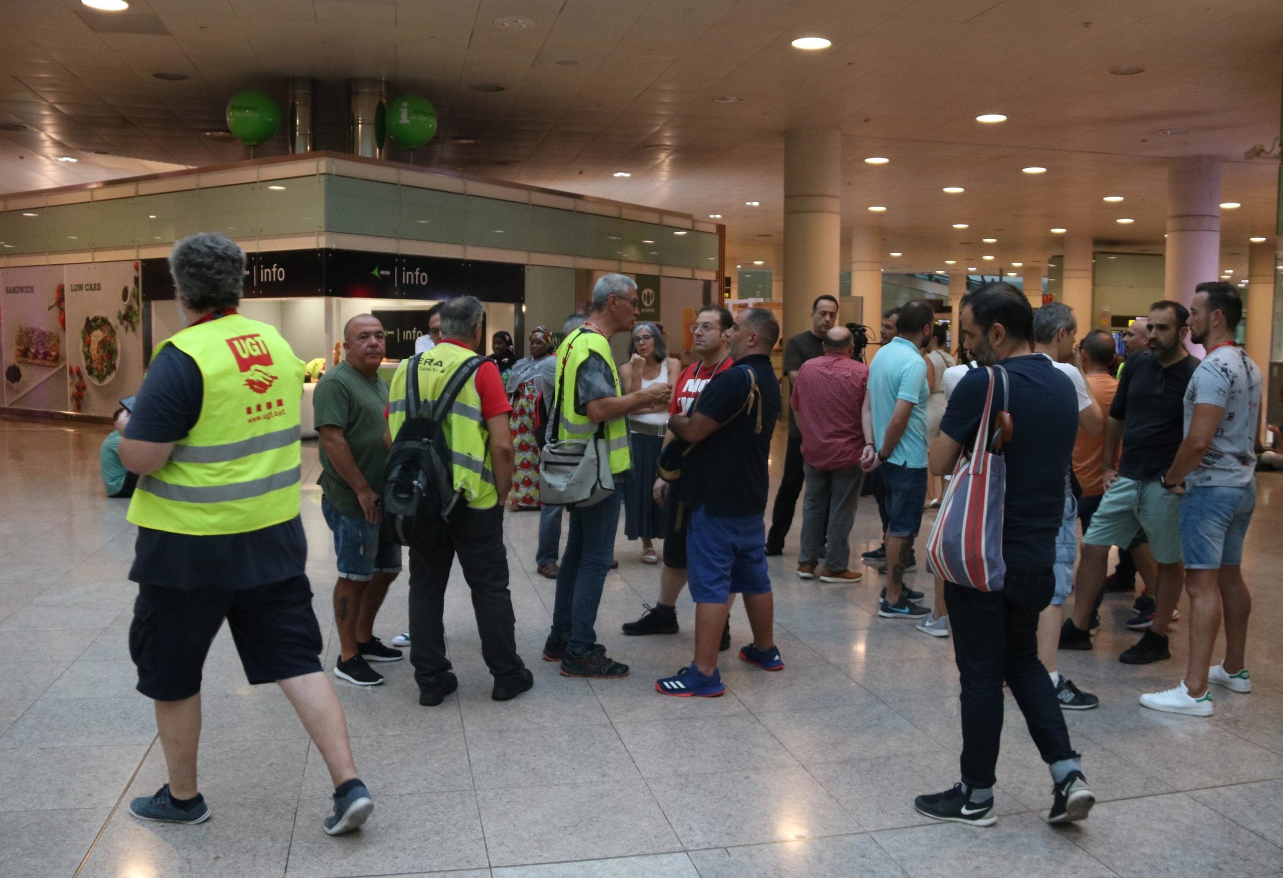 Una quinzena de treballadors d'Ibèria concentrats a l'aeroport del Prat, aquest juliol / ACN