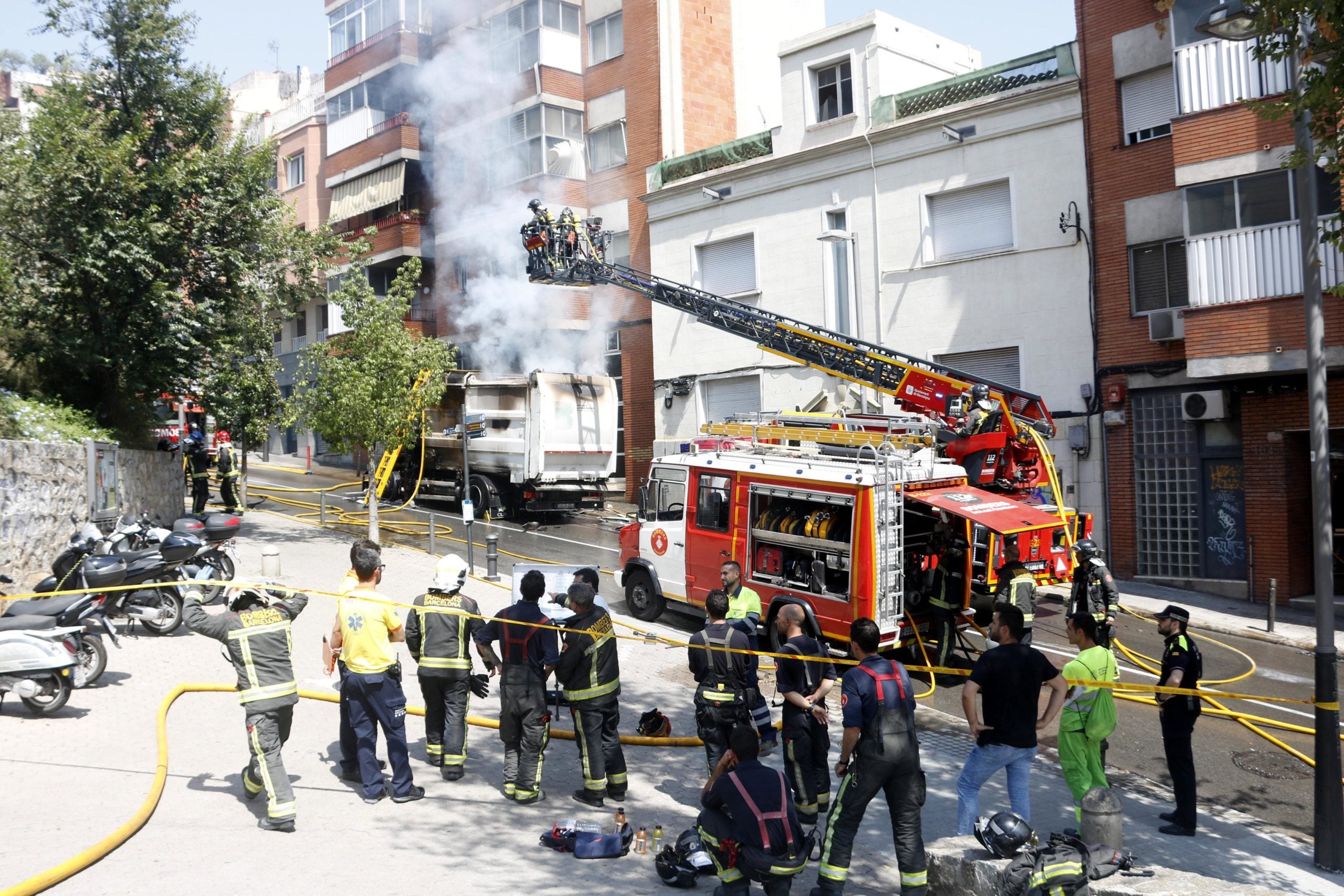 Bombers apagant l'incendi d'un camió d'escombraries, al passeig de la Mare de Déu del Coll / ACN - Laura Fíguls