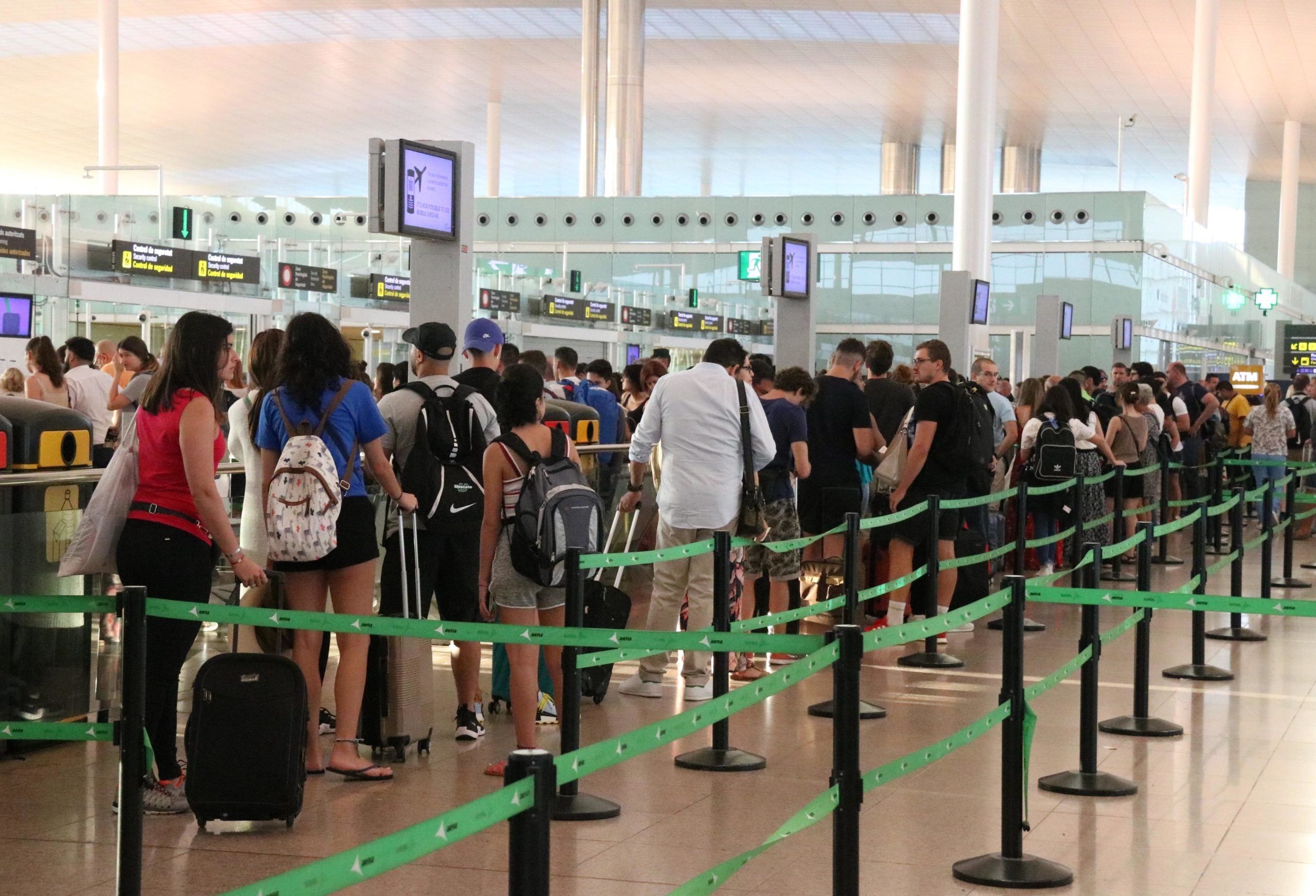 Cues de passatgers a l'aeroport del Prat el primer dia de vaga dels vigilants de Trablisa / ACN