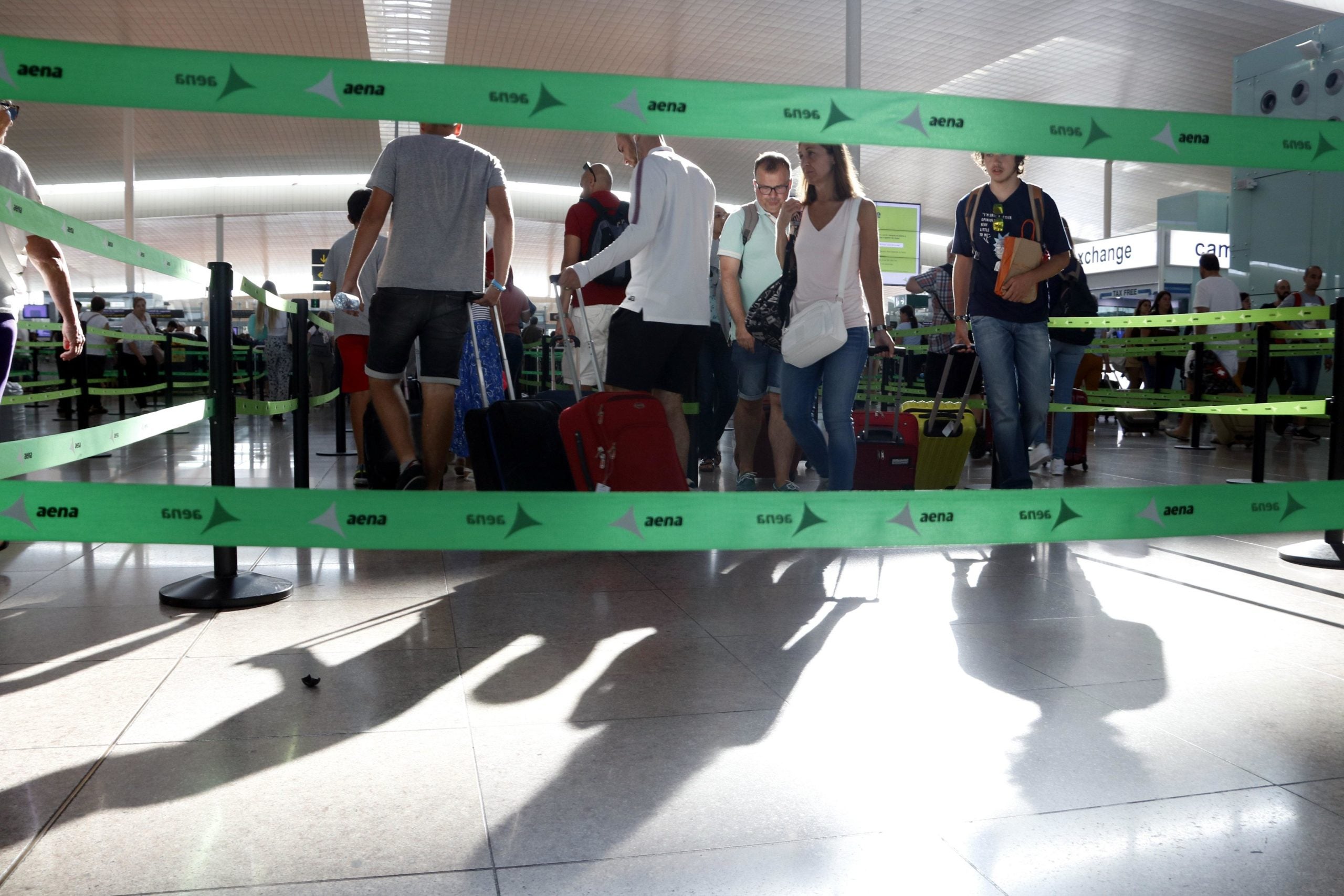 Passatgers a l'aeroport del Prat en una imatge de recurs / ACN