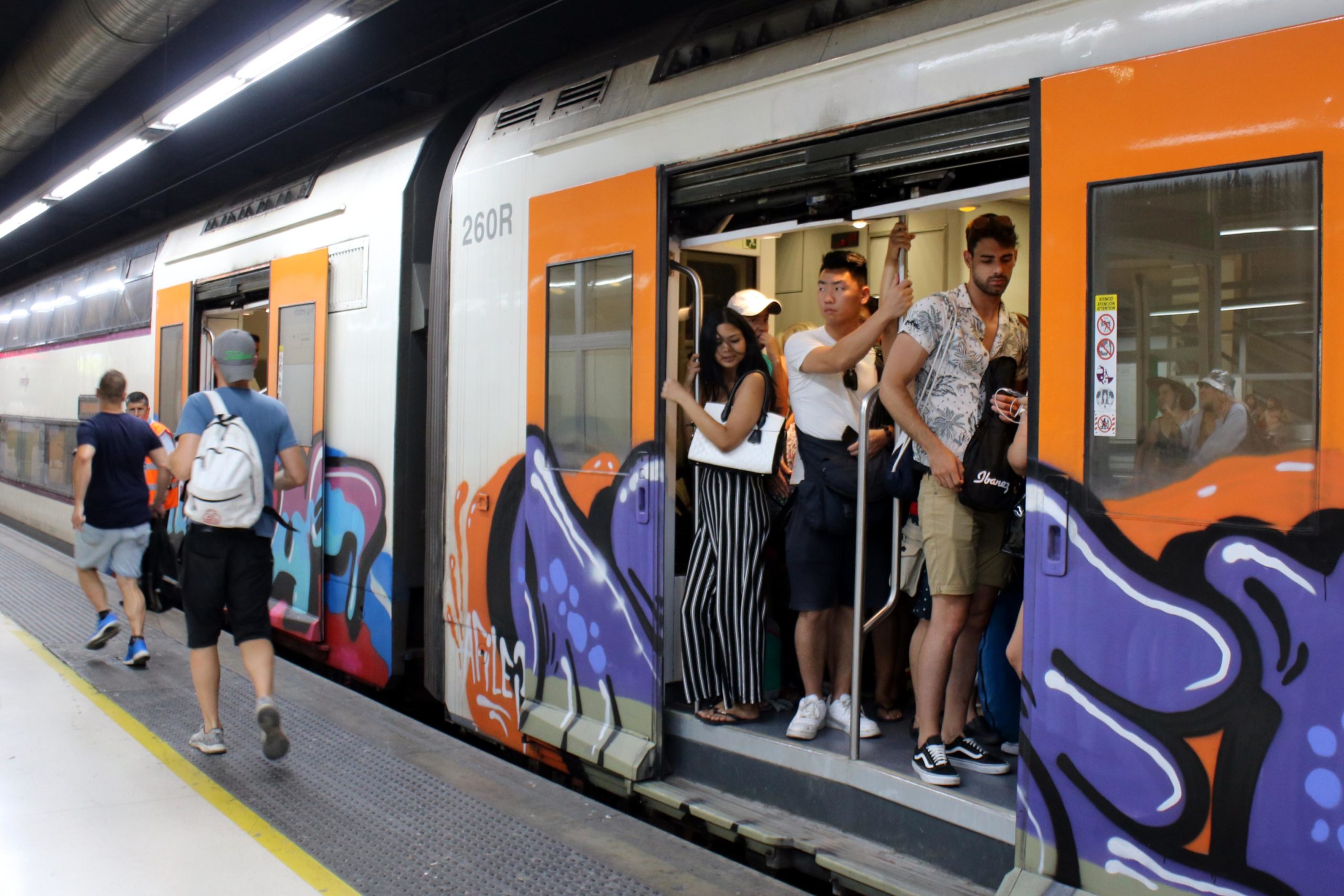 Viatgers a la porta d'un tren de Rodalies a l'estació de Sants, durant la vaga d'aquest dimecres / ACN - Pilar Tomás