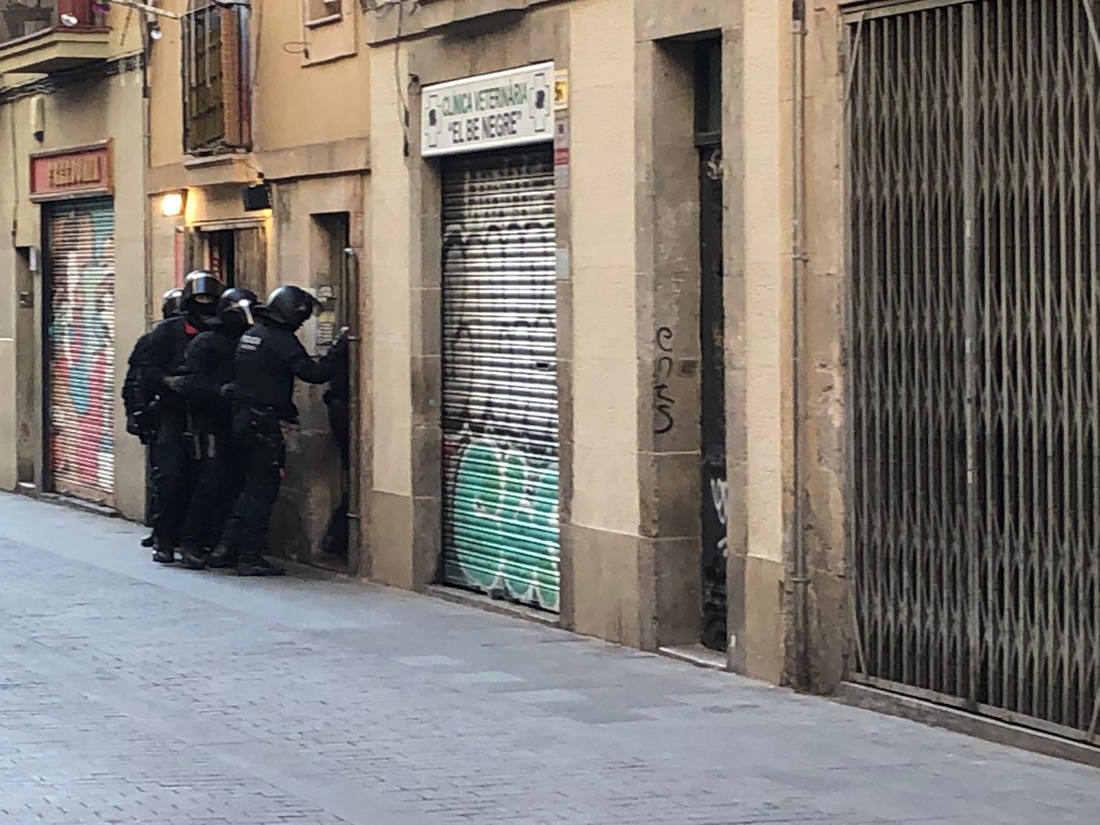 Cendrers, culleres i encenedors, entre els utensilis per al consum de droga trobats en un 'narcopis' del Raval / GUB