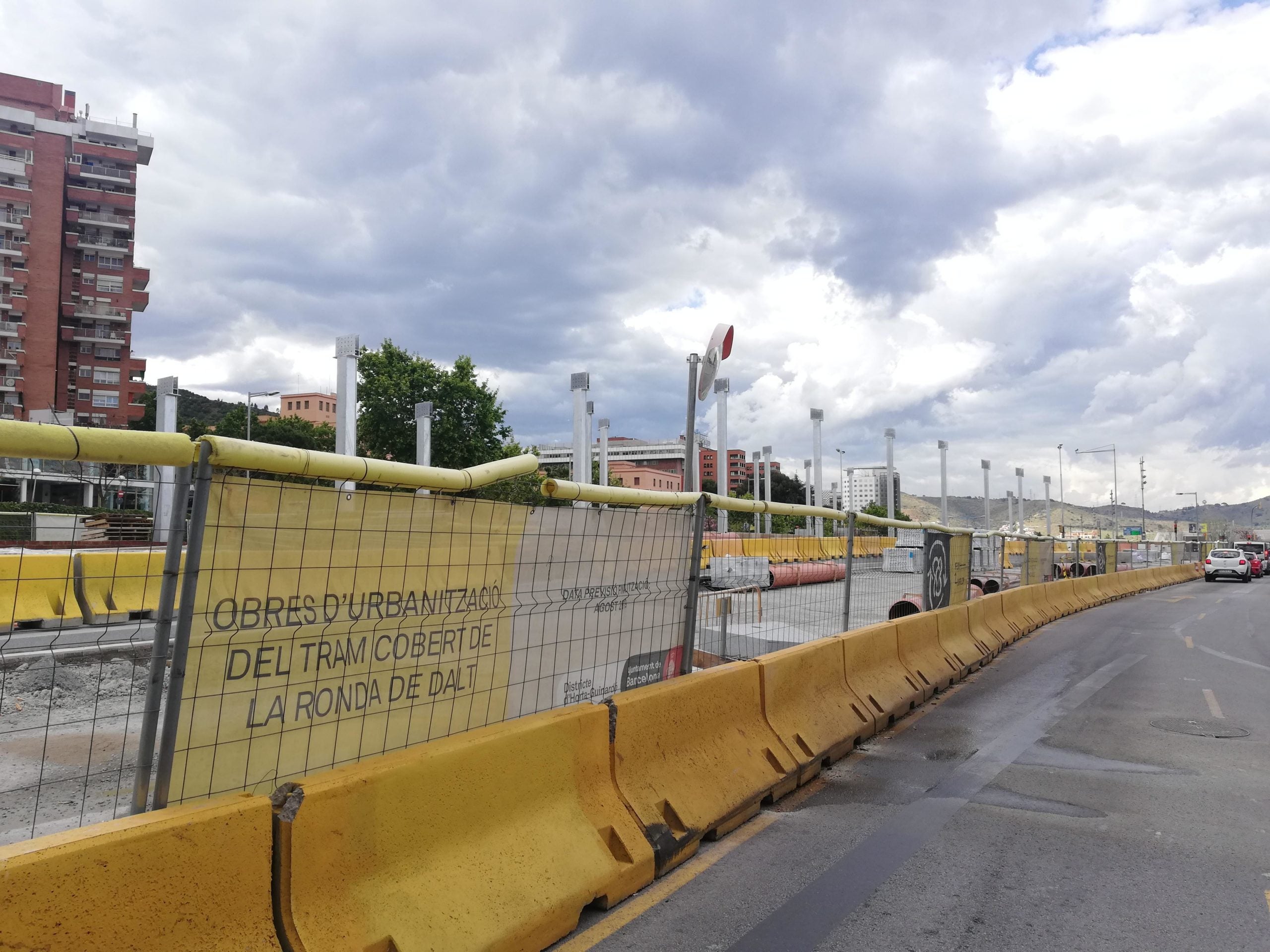 Obres de cobriment de la ronda de Dalt davant del mercat de la Vall d'Hebron, en imatge d'arxiu. | Adrià Lizanda