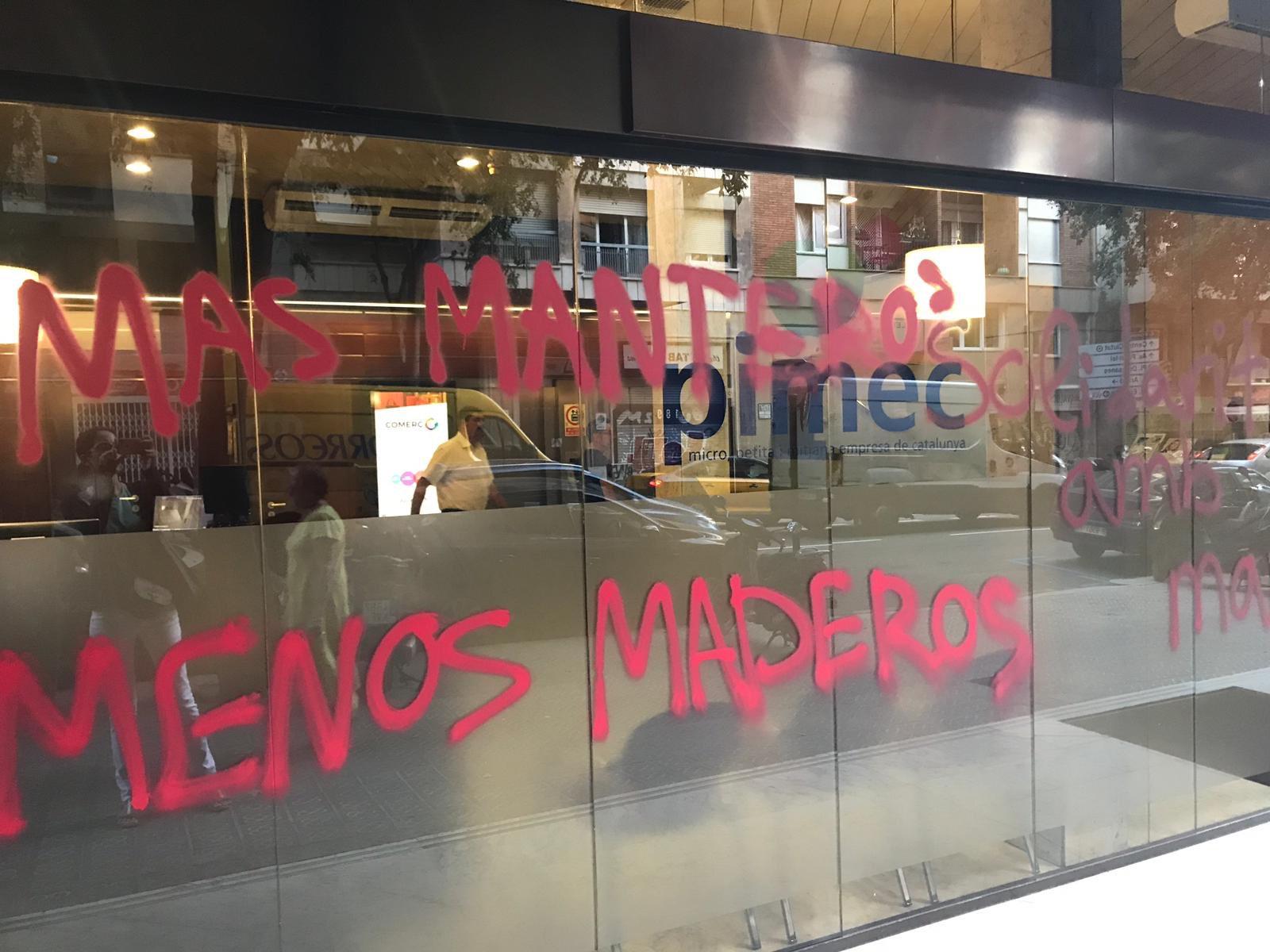 La pintada a l'entrada de la seu de Pimec. | JxCat