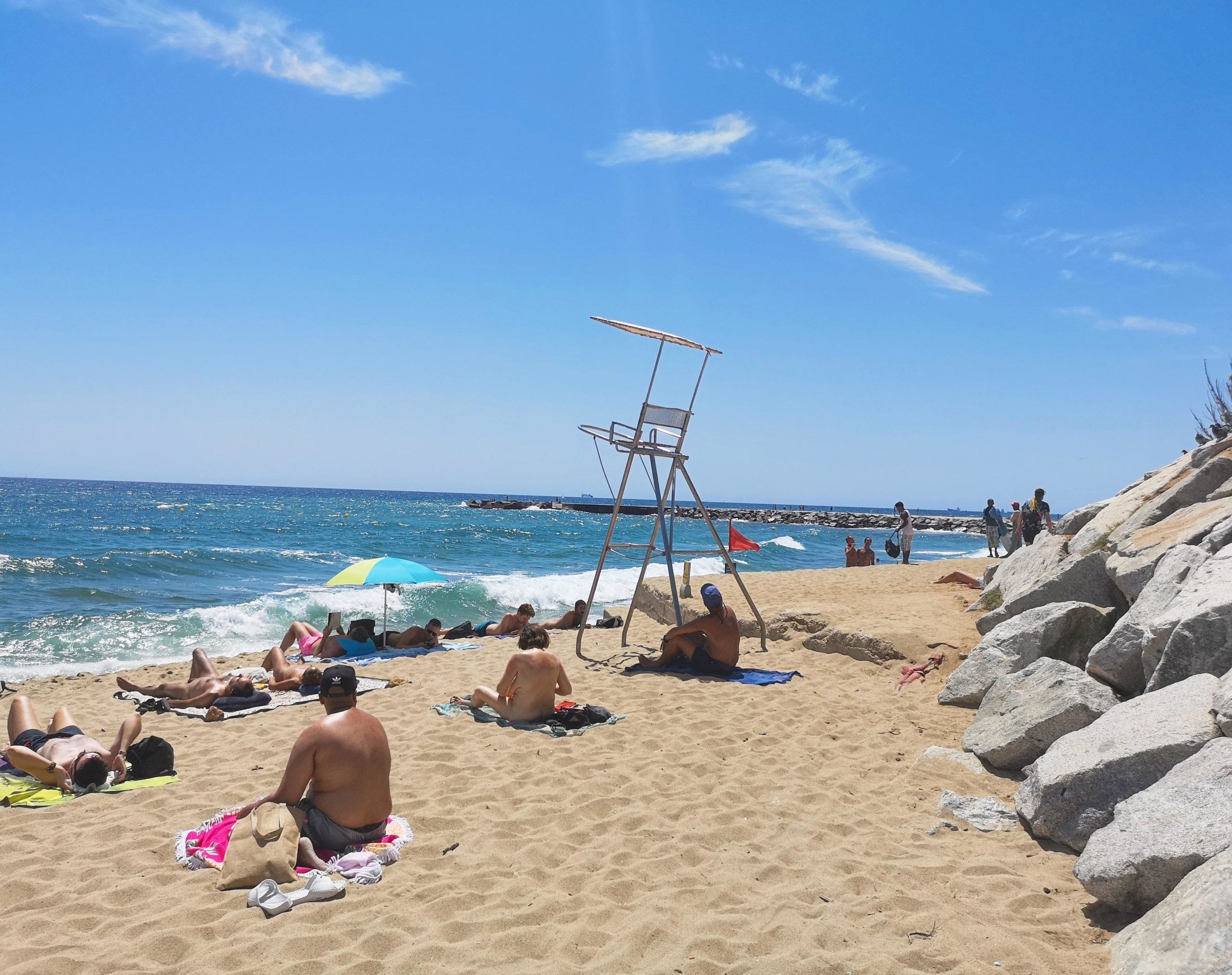 El lloc de vigilància de la Mar Bella que ha quedat sense socorristes per la pressió d'un onanista. / D.C.