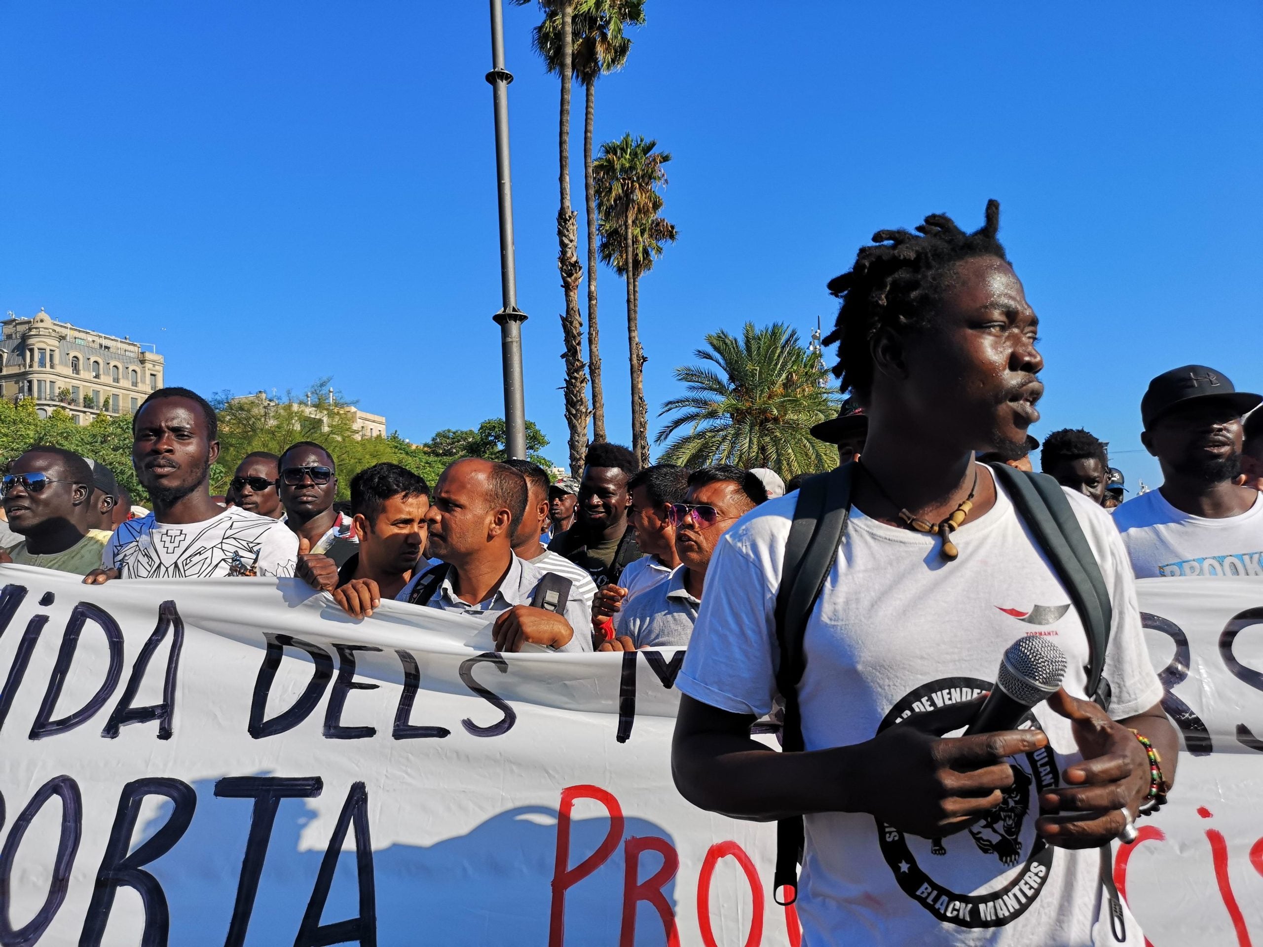 Un dels líders de la manifestació, al capdavant, començant els càntics. / D.C.