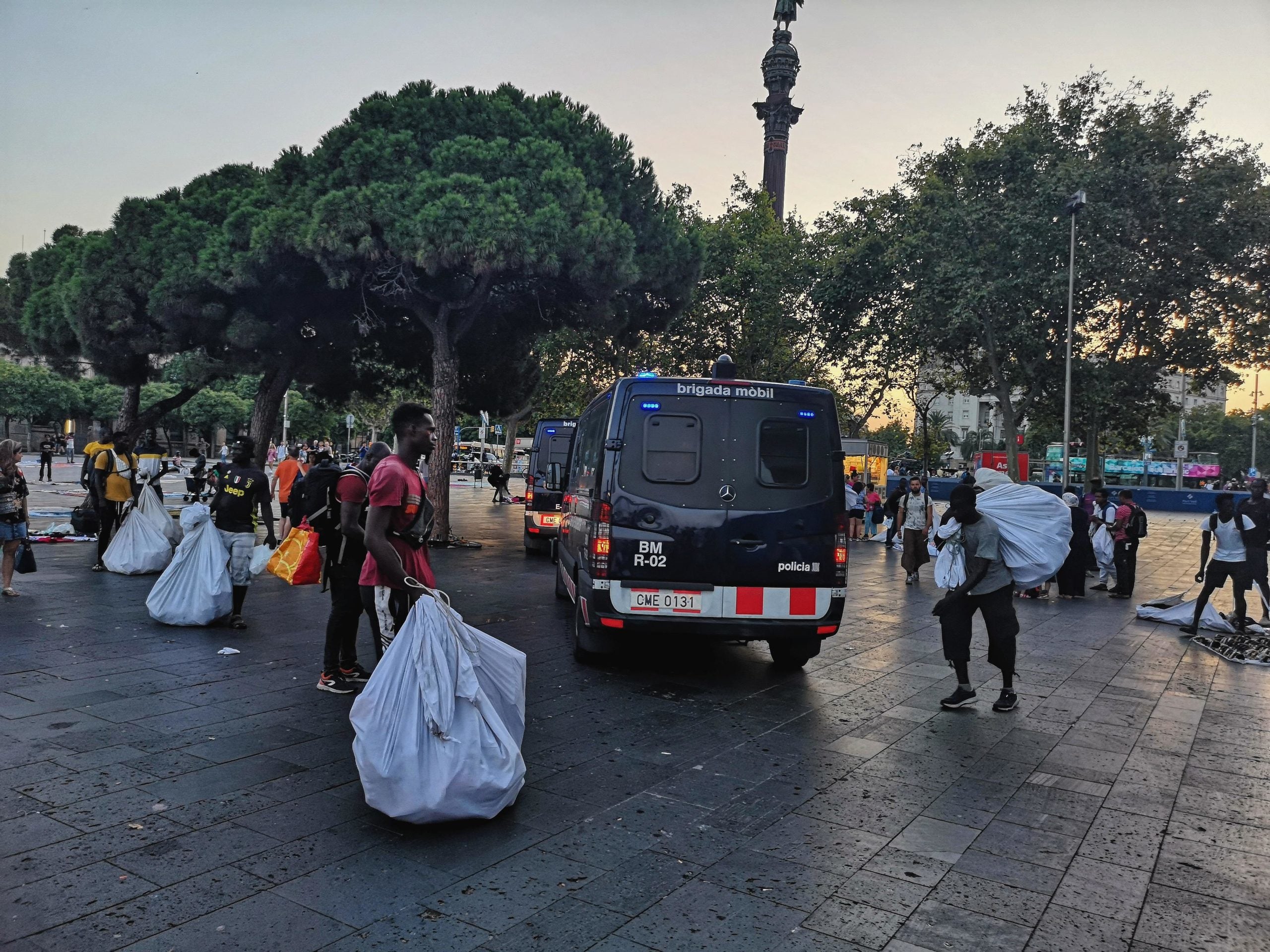 Els manters, tot i ser gairebé de nit, recullen nerviosos cada vegada que veuen passar la policia. / D.C.